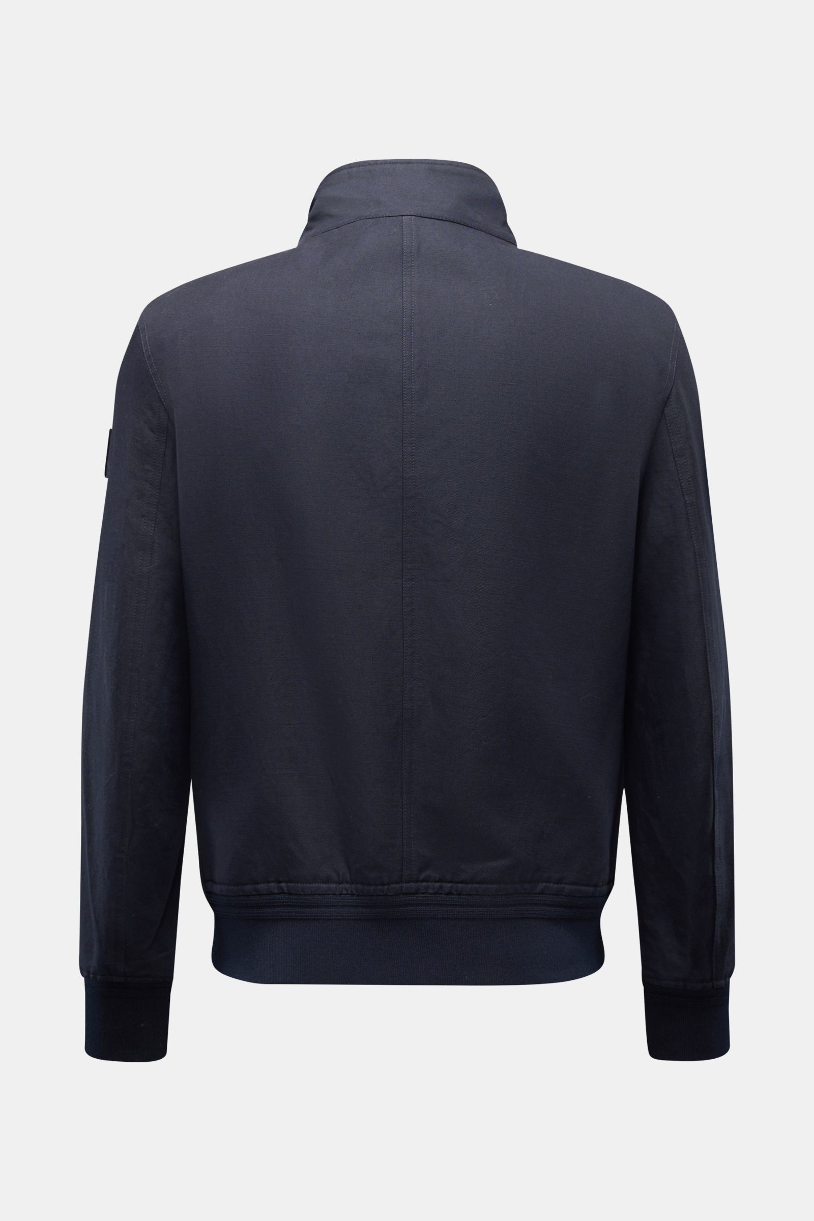 Belstaff Blouson 'Helston' navy in Twill aus Leinen-Baumwolle, wasserabweisend, Slim Fit, Rückenansicht mit Stehkragen und elastischen Bündchen.