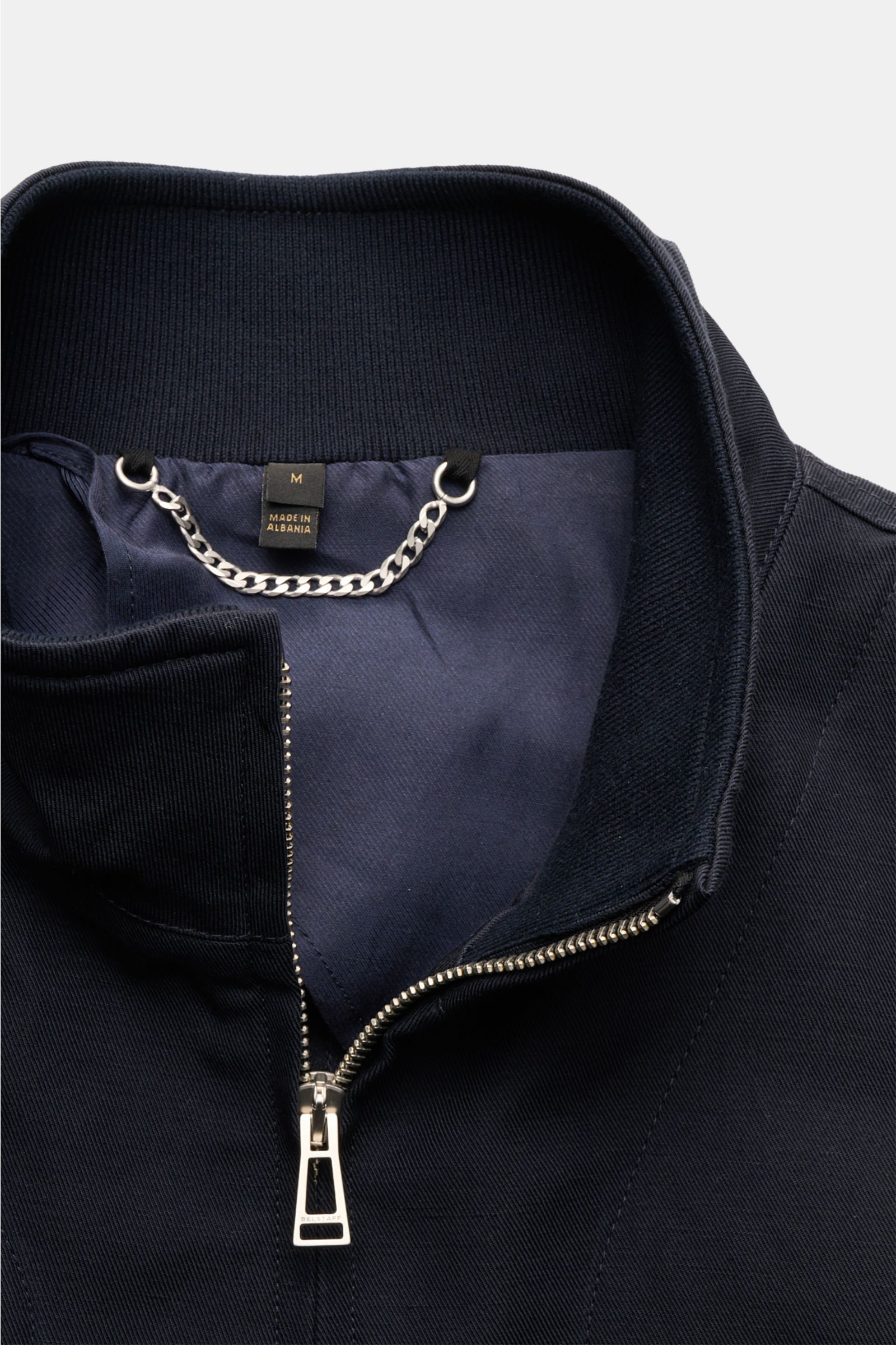Belstaff Blouson 'Helston' navy im Detail von oben, wasserabweisender Twill aus Leinen-Baumwolle, Slim Fit, Stehkragen, verdeckter Reißverschluss.