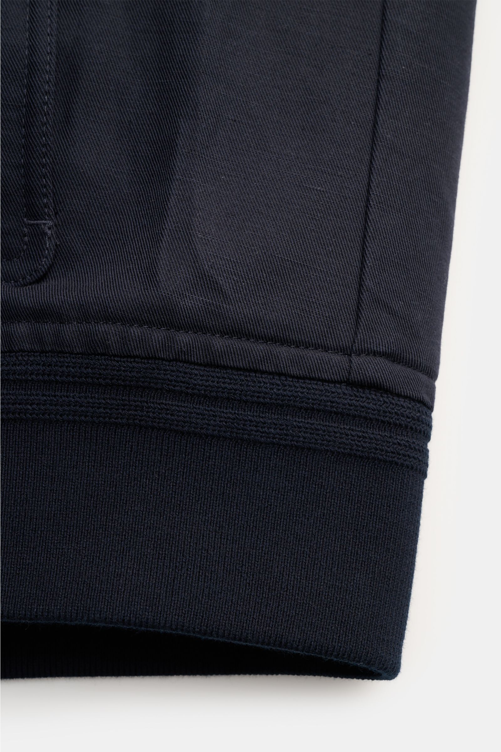 Belstaff Blouson 'Helston' navy im Detail, Nahaufnahme des elastischen Rippbündchens aus Leinen-Baumwoll-Twill, knitterarm, wasserabweisend.