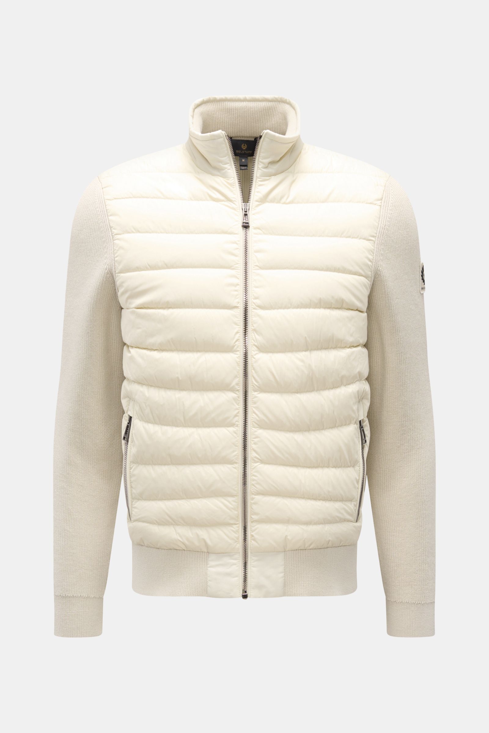 Belstaff Daunenjacke 'Control Cardigan' sand, frontale Nahaufnahme, gesteppte Daunenfront, Strickärmel aus Wolle, Stehkragen, Zwei-Wege-Reißverschluss, Slim Fit, Rippbündchen, Weblabel am Oberarm.