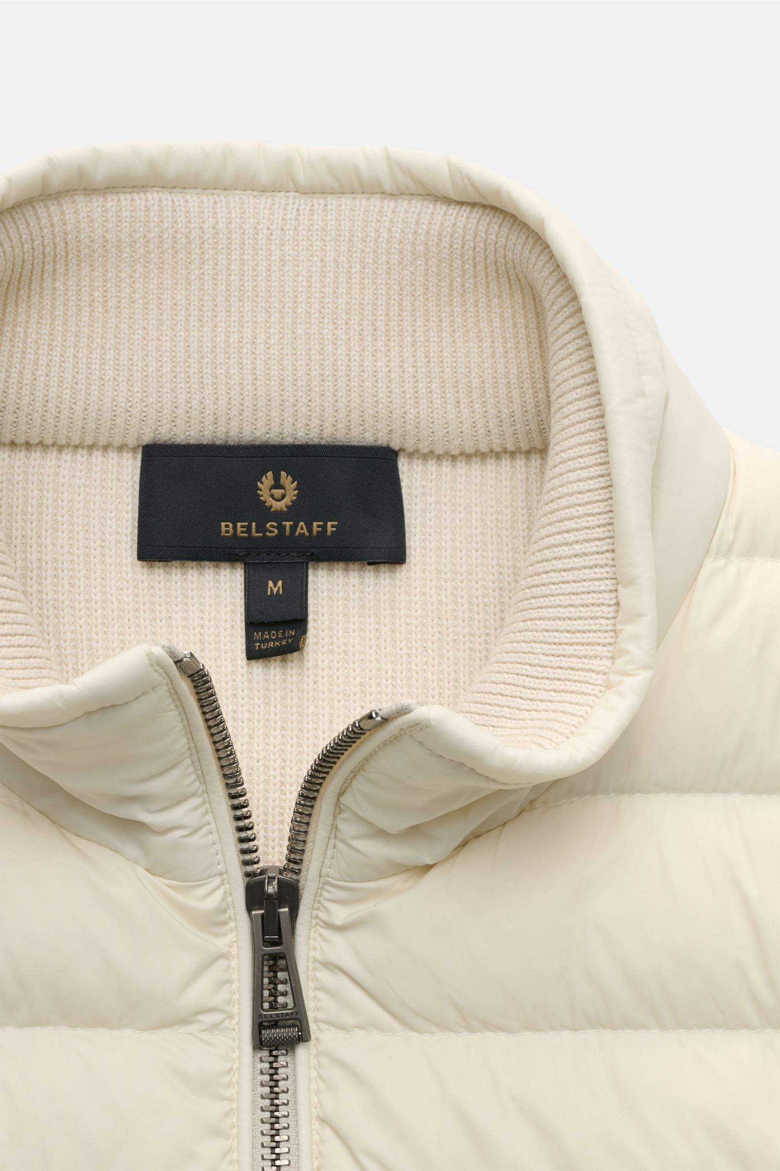 Belstaff Daunenjacke 'Control Cardigan' sand, Detailaufnahme der gesteppte Microfaser-Daunenfront, Strickkragen und Zwei-Wege-Reißverschluss.