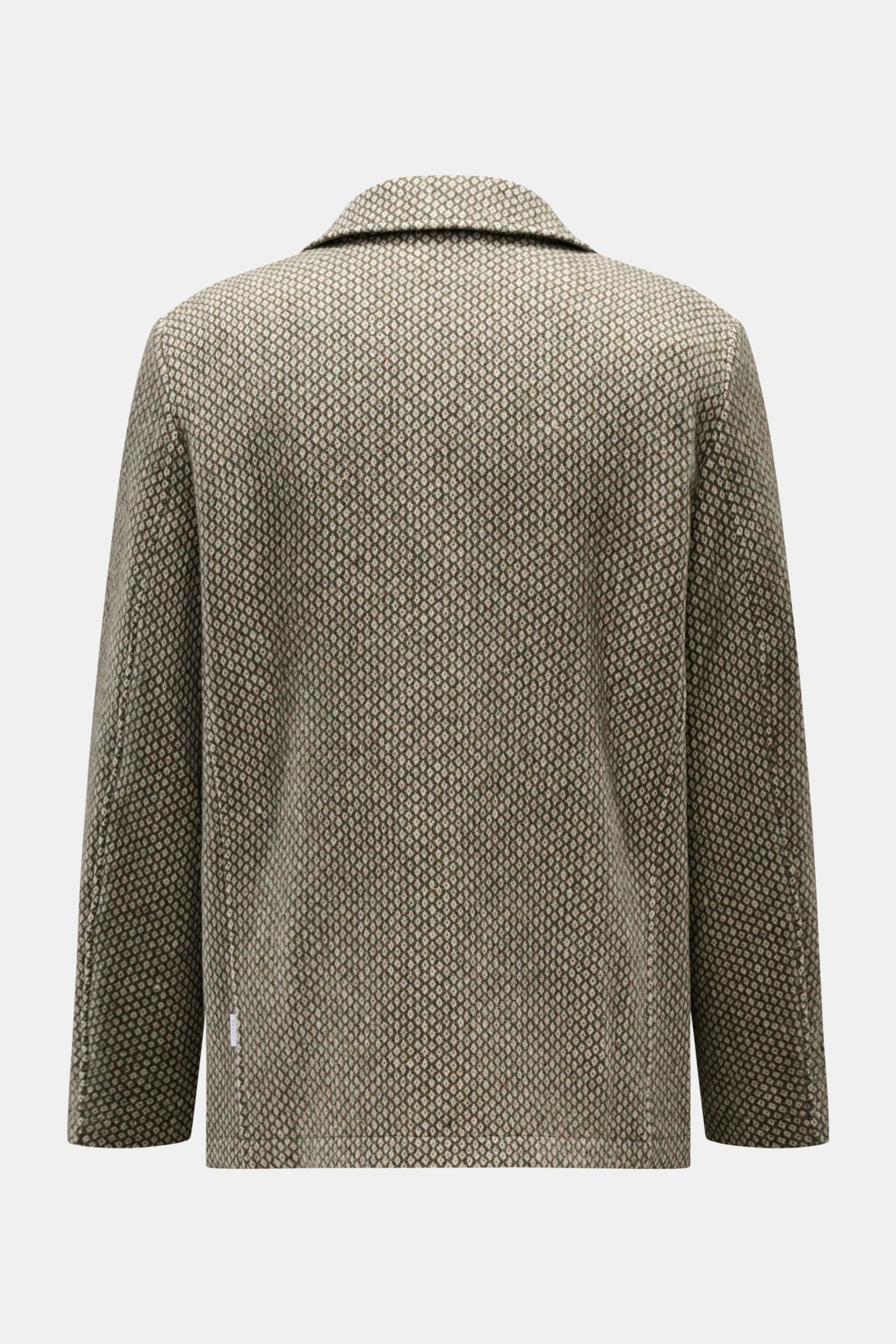 Rückansicht der 04651/ A trip in a bag Wolljacke grün/creme gemustert, Slim Fit, Strick aus reiner Wolle, feines Muster, leicht griffig, Umlegekragen, fünf Knöpfe, Hüfttaschen, Innentasche, ungefüttert.