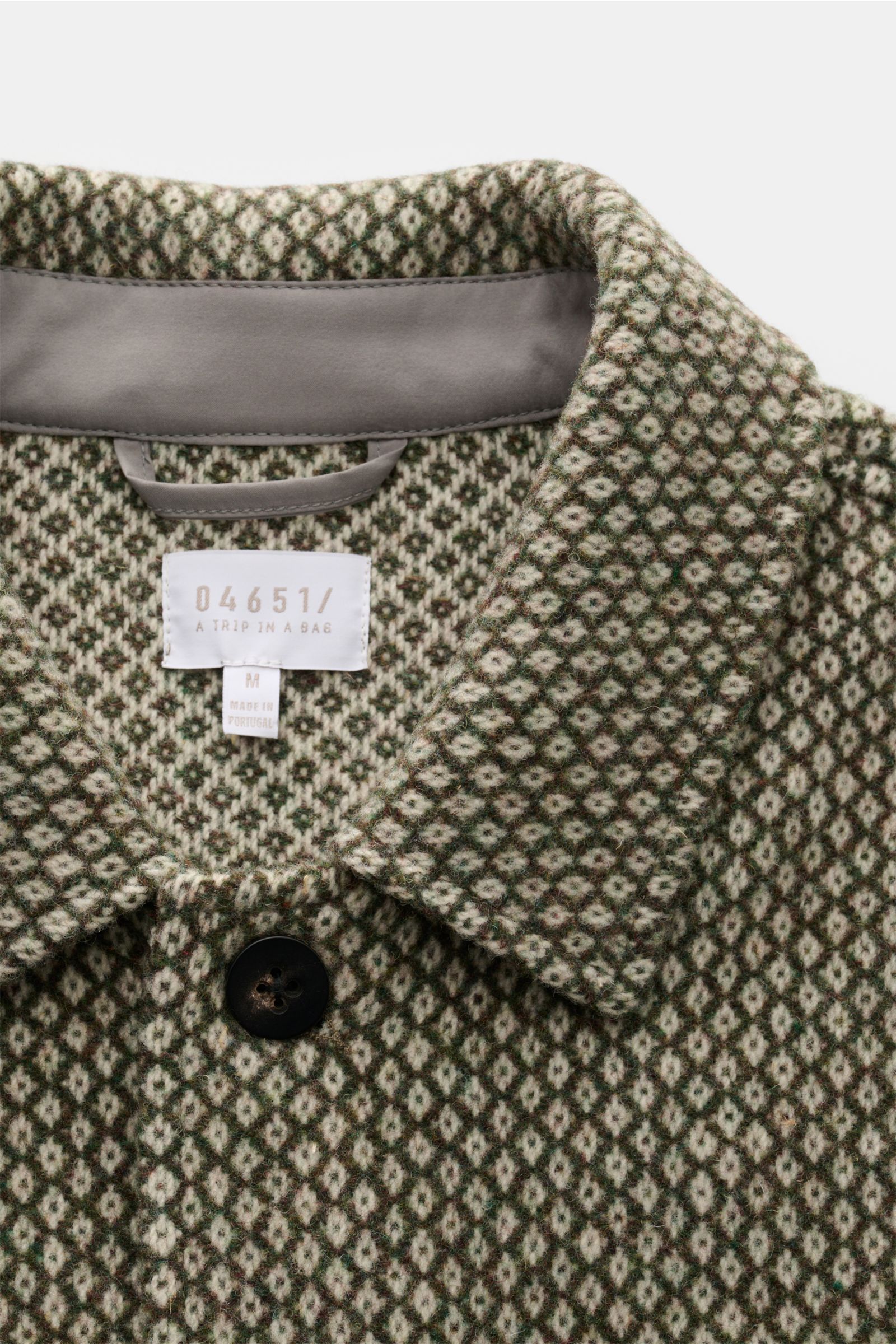 Nahaufnahme der Kragenpartie der 04651/ A trip in a bag Wolljacke grün/creme gemustert, Strick aus reiner Wolle, feines Strickmuster, Slim Fit, fünf-Knopf-Leiste, Umlegekragen, aufgesetzte Hüfttaschen, eine Innentasche, ungefüttert, leicht griffige Qualit