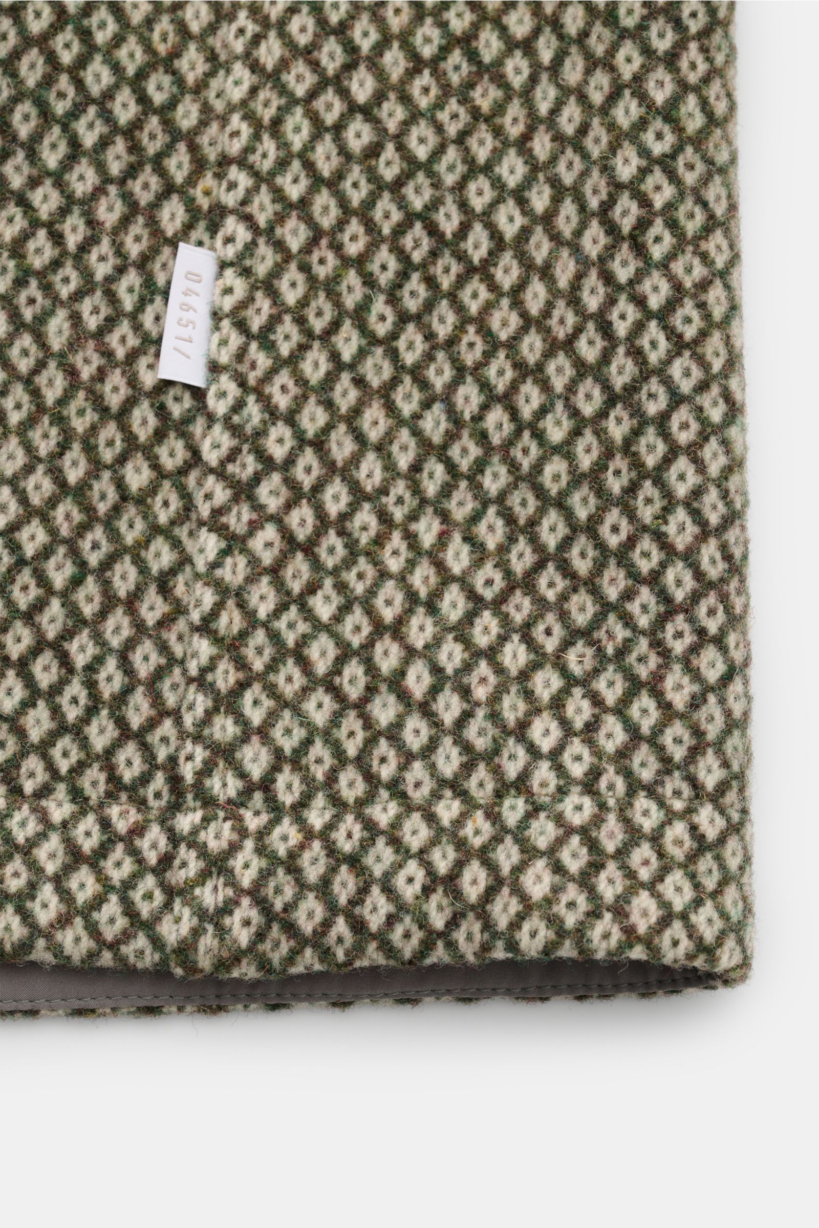 Nahaufnahme der 04651/ A trip in a bag Wolljacke grün/creme gemustert, Strick aus reiner Wolle, feines Strickmuster, Slim Fit, Fünf-Knopf-Leiste, Umlegekragen, aufgesetzte Hüfttaschen, eine Innentasche, ungefüttert, leicht griffige Qualität, von oben foto