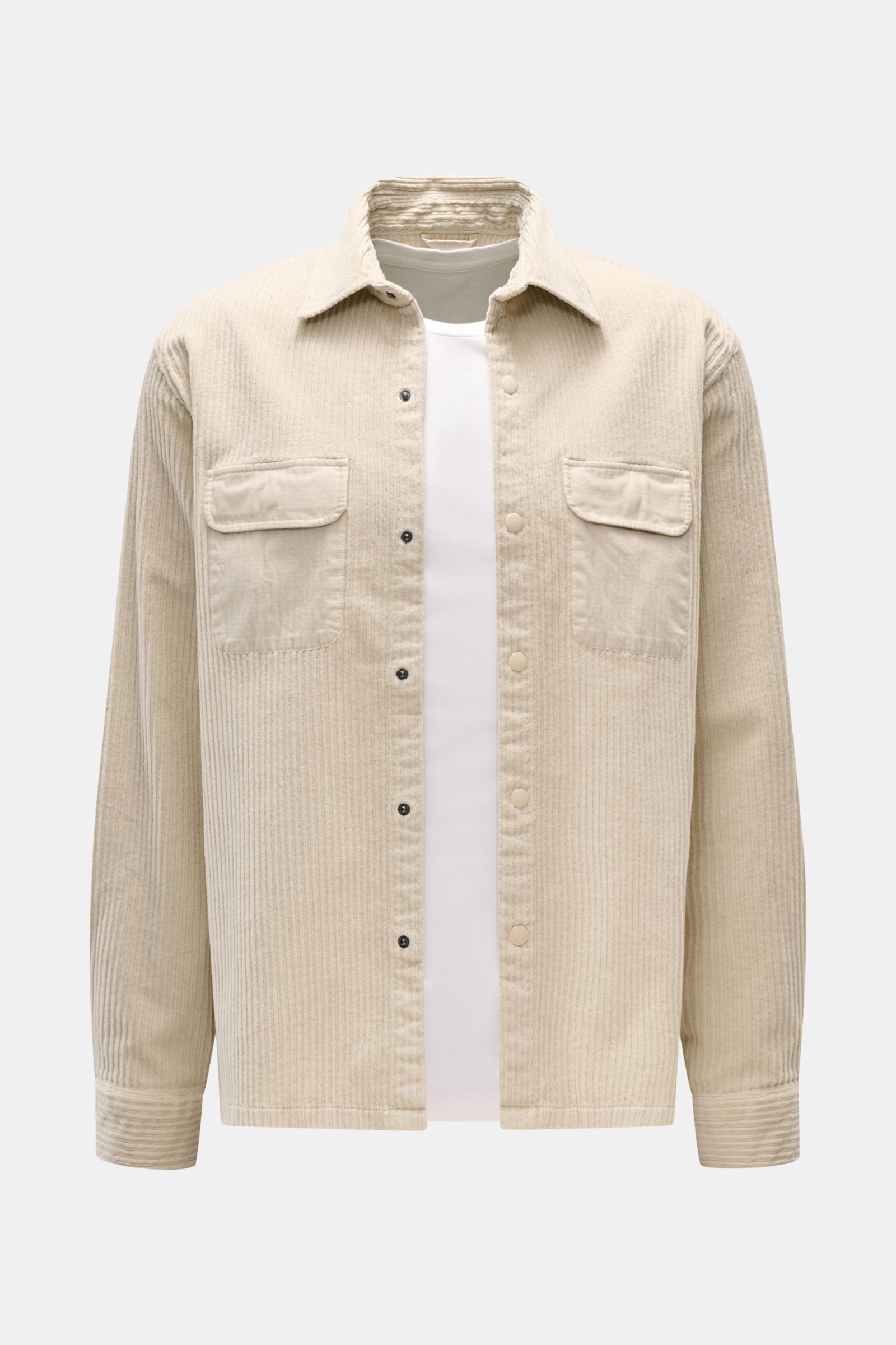 Frontale Nahaufnahme des 04651/ A trip in a bag Cord-Overshirt sand aus leicht elastischem Baumwoll-Cord mit Regular Fit, Umlegekragen, Druckknopfleiste und zwei aufgesetzten Brusttaschen aus Kontraststoff.