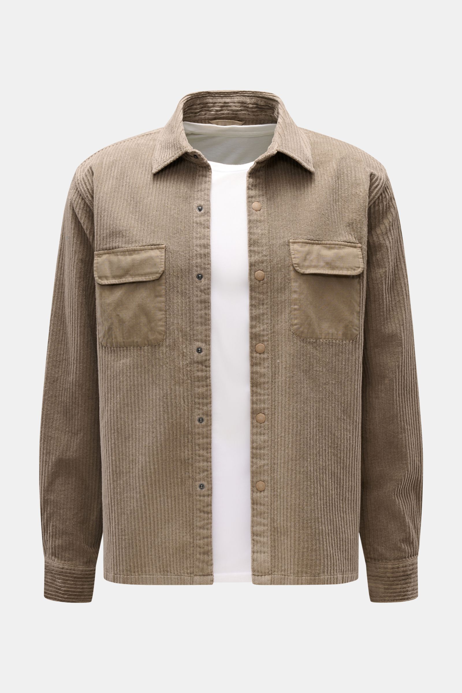 Frontale Nahaufnahme eines ungefütterten 04651/ A trip in a bag Cord-Overshirt taupe aus leicht elastischem Baumwoll-Cord mit Umlegekragen, Druckknopfleiste, Manschetten und zwei aufgesetzten Brusttaschen aus Kontraststoff.