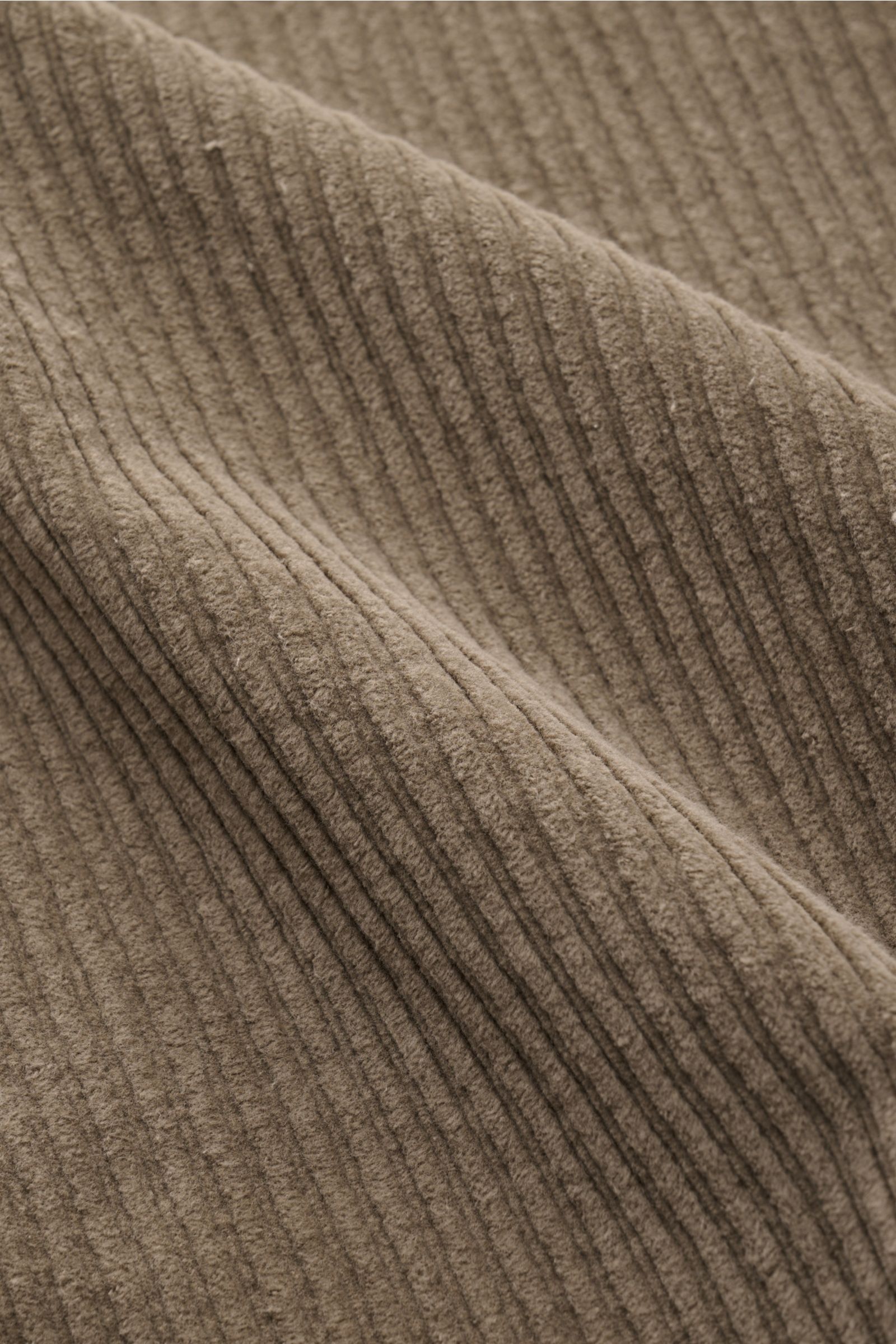 Nahaufnahme der leicht elastischen Baumwoll-Cord-Struktur in Taupe des 04651/ A trip in a bag Cord-Overshirt taupe, Stoffdetails.