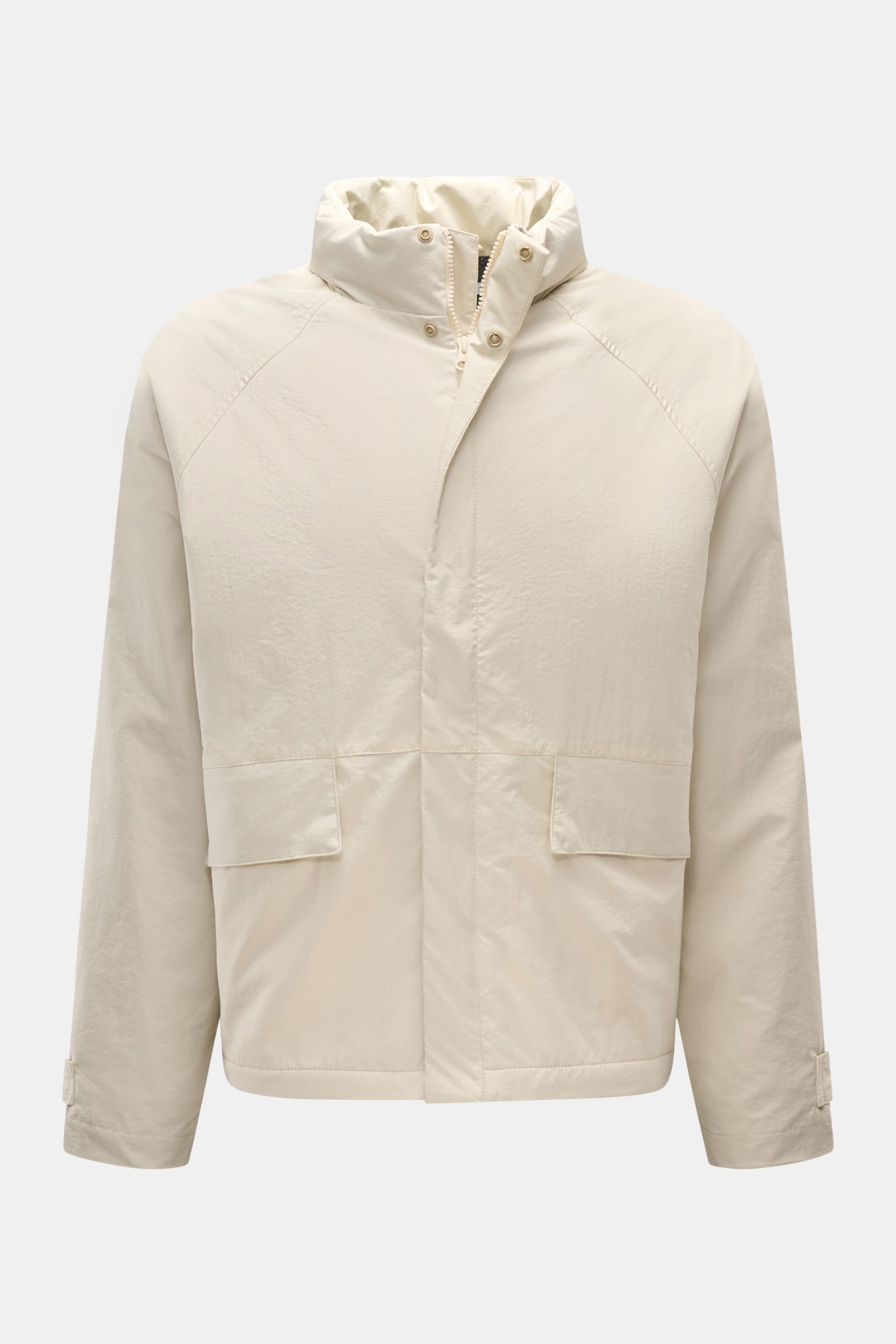 Frontale Nahaufnahme der sandfarbenen 04651/ A trip in a bag Jacke sand mit hochwertiger Microfaser, glattem Griff, leichter Wattierung, wind- und wasserabweisend, Regular Fit, Reißverschluss, versteckter Kapuze im Kragen, Raglanärmeln, Hüfttaschen mit Pa