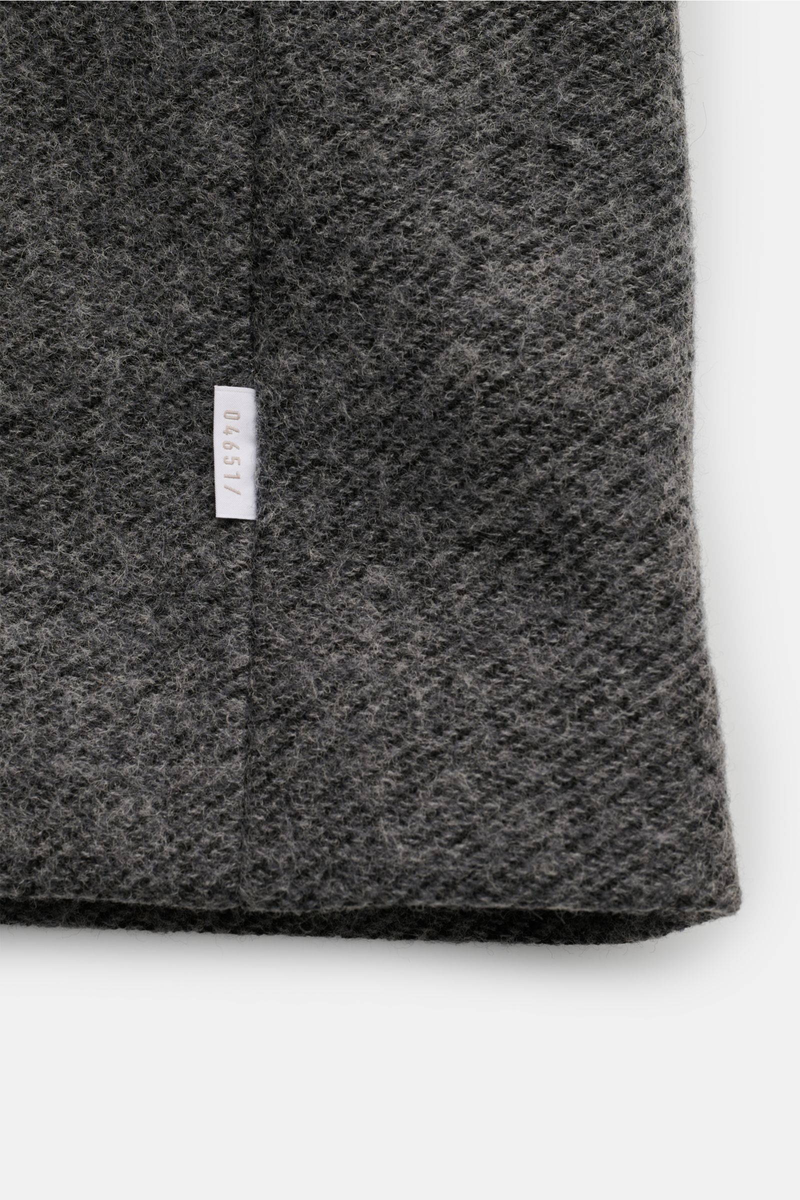 Nahaufnahme der dunkelgrau melierten Oberfläche der 04651/ A trip in a bag Cabanjacke, Mix aus Wolle und Microfaser, leicht strukturierter Griff.