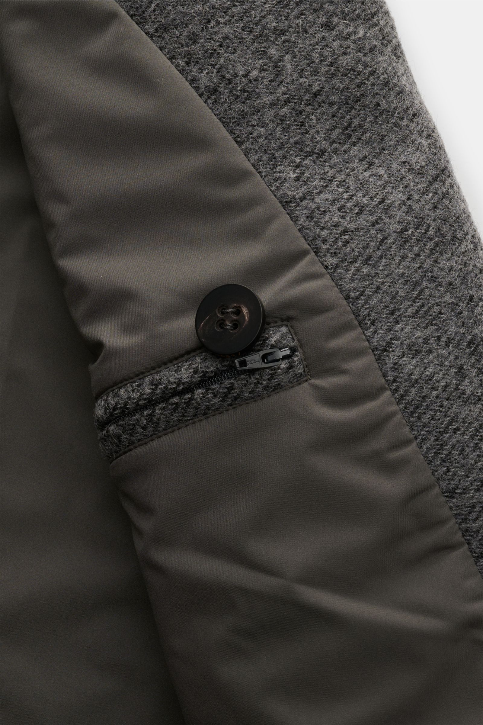 Innenansicht der 04651/ A trip in a bag Cabanjacke dunkelgrau meliert, Mix aus Wolle und Microfaser, glatter Futterstoff, Innentasche mit Knopf und Reißverschluss.