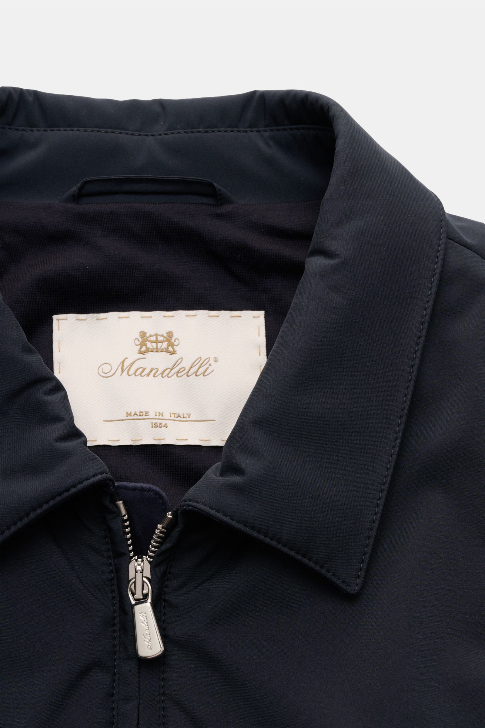 Close-up front view of the Mandelli Blouson navy collar and zipper, showcasing high-quality microfaser, light padding, and smooth finish.