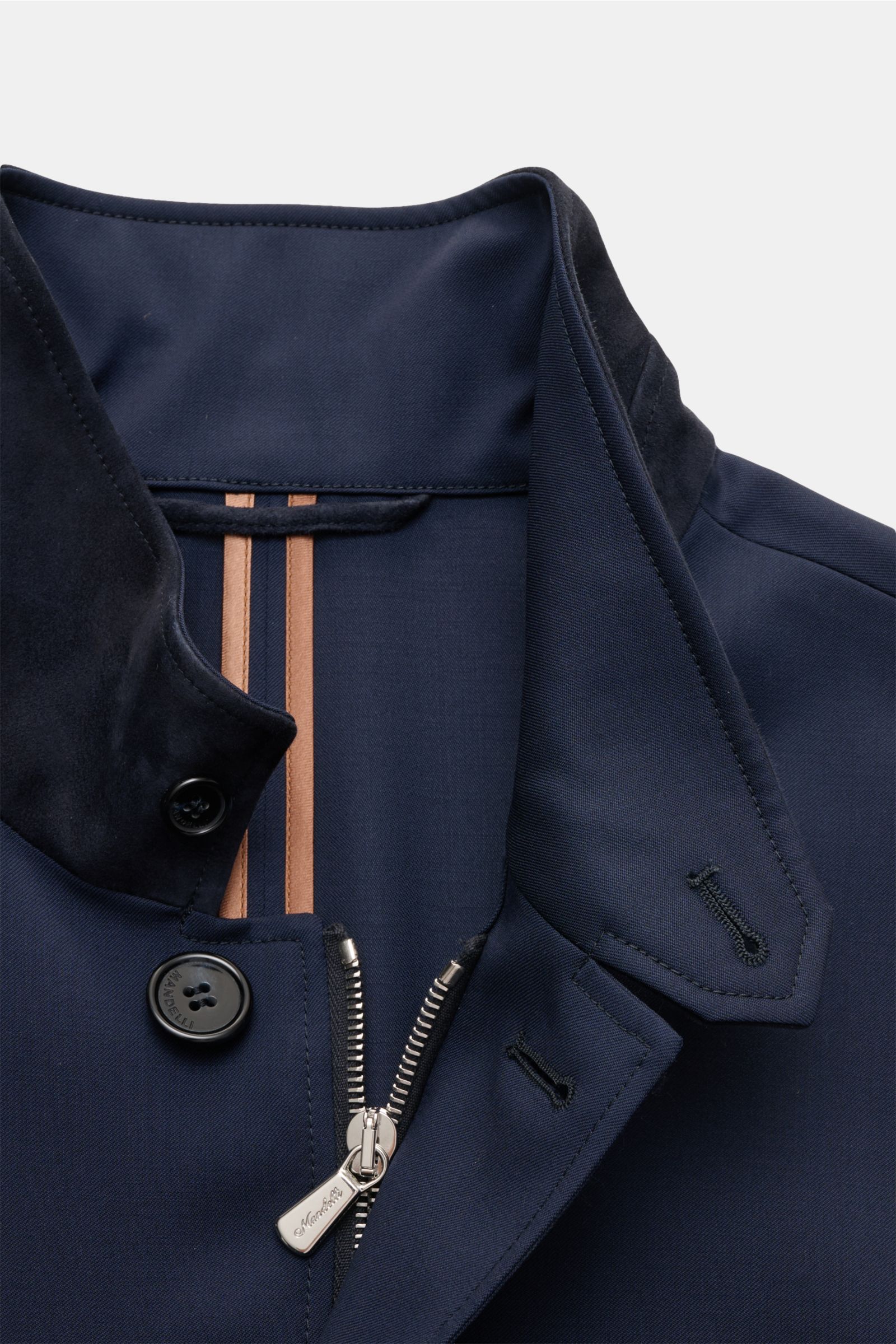 Nahaufnahme der Mandelli Jacke navy aus reiner Schurwolle, Slim Fit mit Stehkragen, Zwei-Wege-Reißverschluss, Windblende mit Knöpfen, Knopfärmelabschlüssen und zwei Innentaschen.