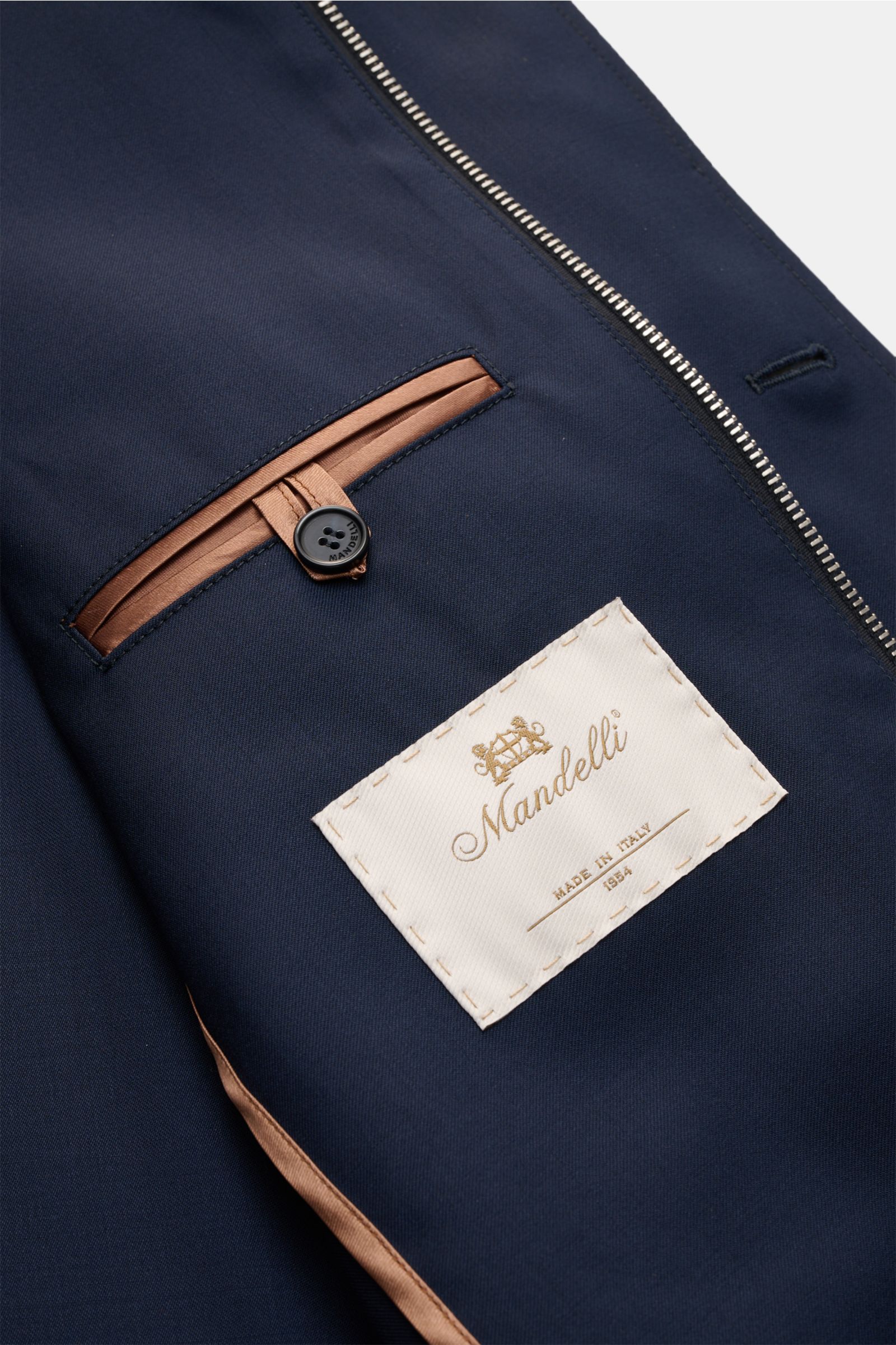 Innenansicht der Mandelli Jacke navy mit zwei Innentaschen, Knopfverschluss, glattem Griff, Slim Fit und edlem Webetikett.