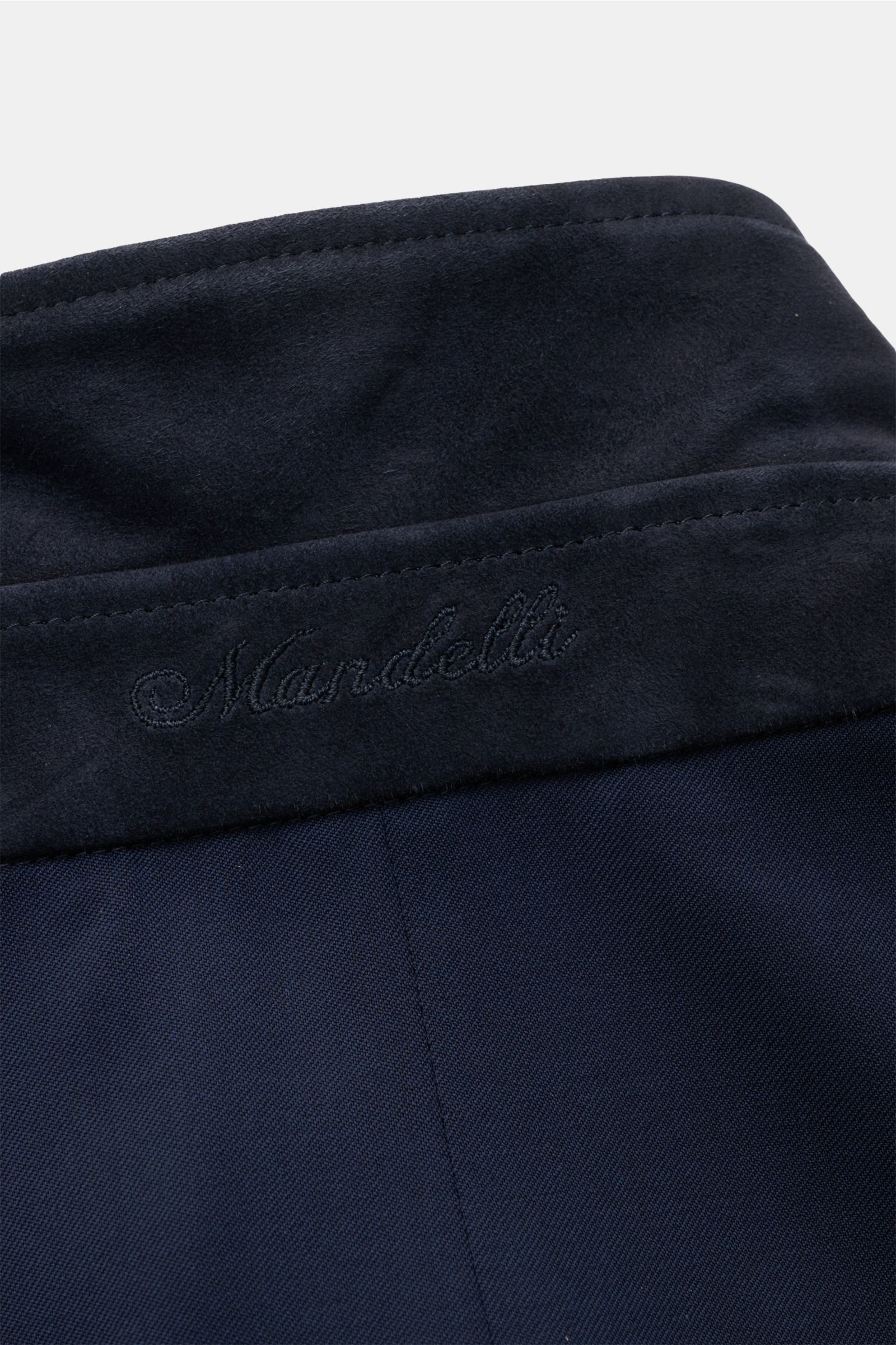 Nahaufnahme der Mandelli Jacke navy aus reiner Schurwolle mit Stehkragen, glattem Griff und gesticktem Logo auf der Rückseite.