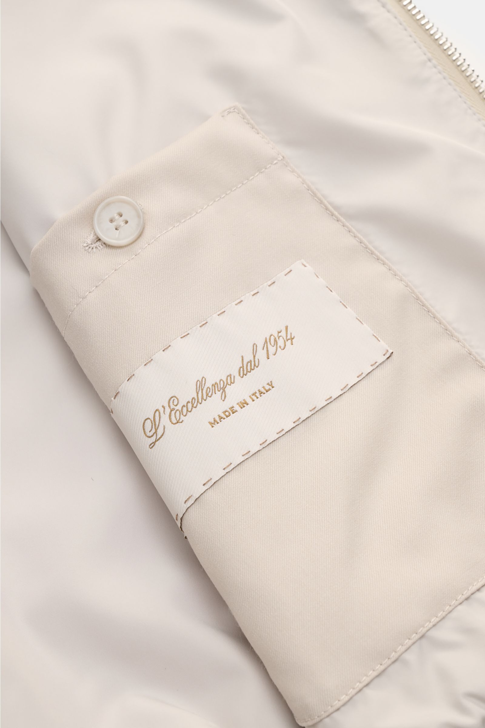 Innenansicht des Mandelli Blouson beige mit drei Innentaschen, glattem Griff, Slim Fit und elastischen Bündchen, Detailfoto.
