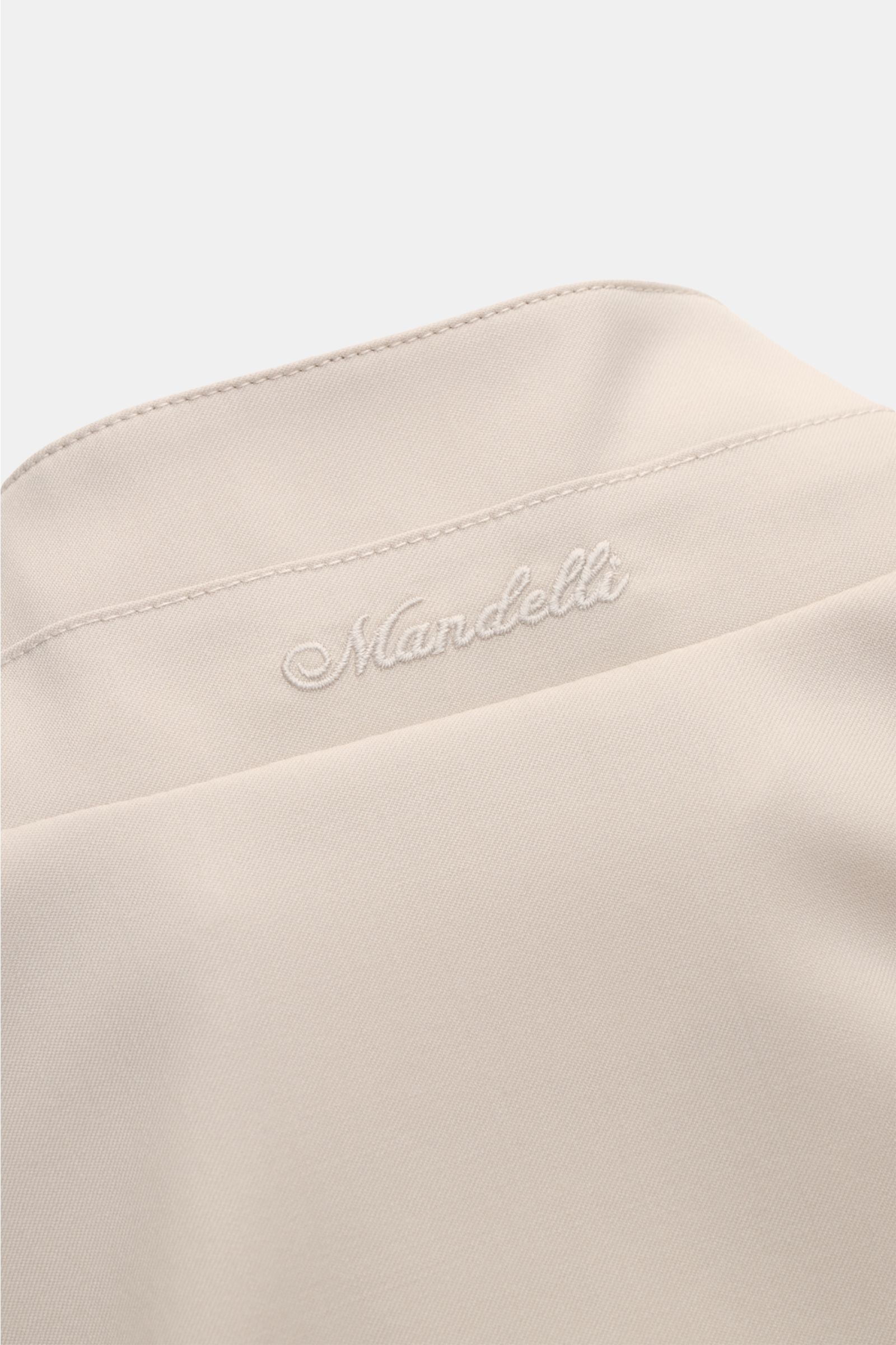 Nahaufnahme des beigen Mandelli Blouson Slim Fit Stehkragens mit glattem Wollstoff, elastischem Saum- und Ärmelbündchen.