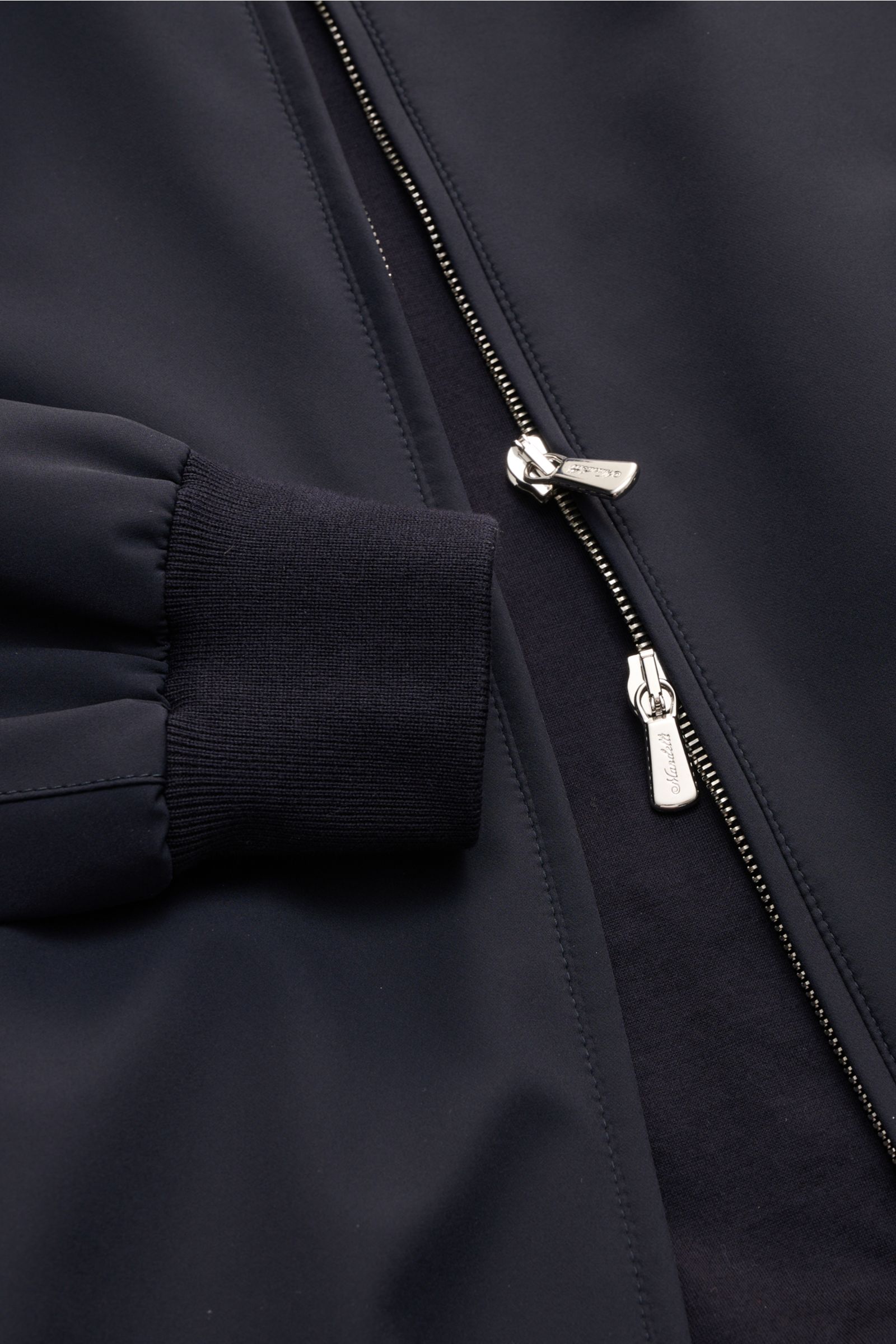 Nahaufnahme des Mandelli Blouson navy von vorne, zeigt hochwertigen Microfaserstoff, glatten Griff, Slim Fit, Zwei-Wege-Reißverschluss und elastisches Ärmelbündchen.