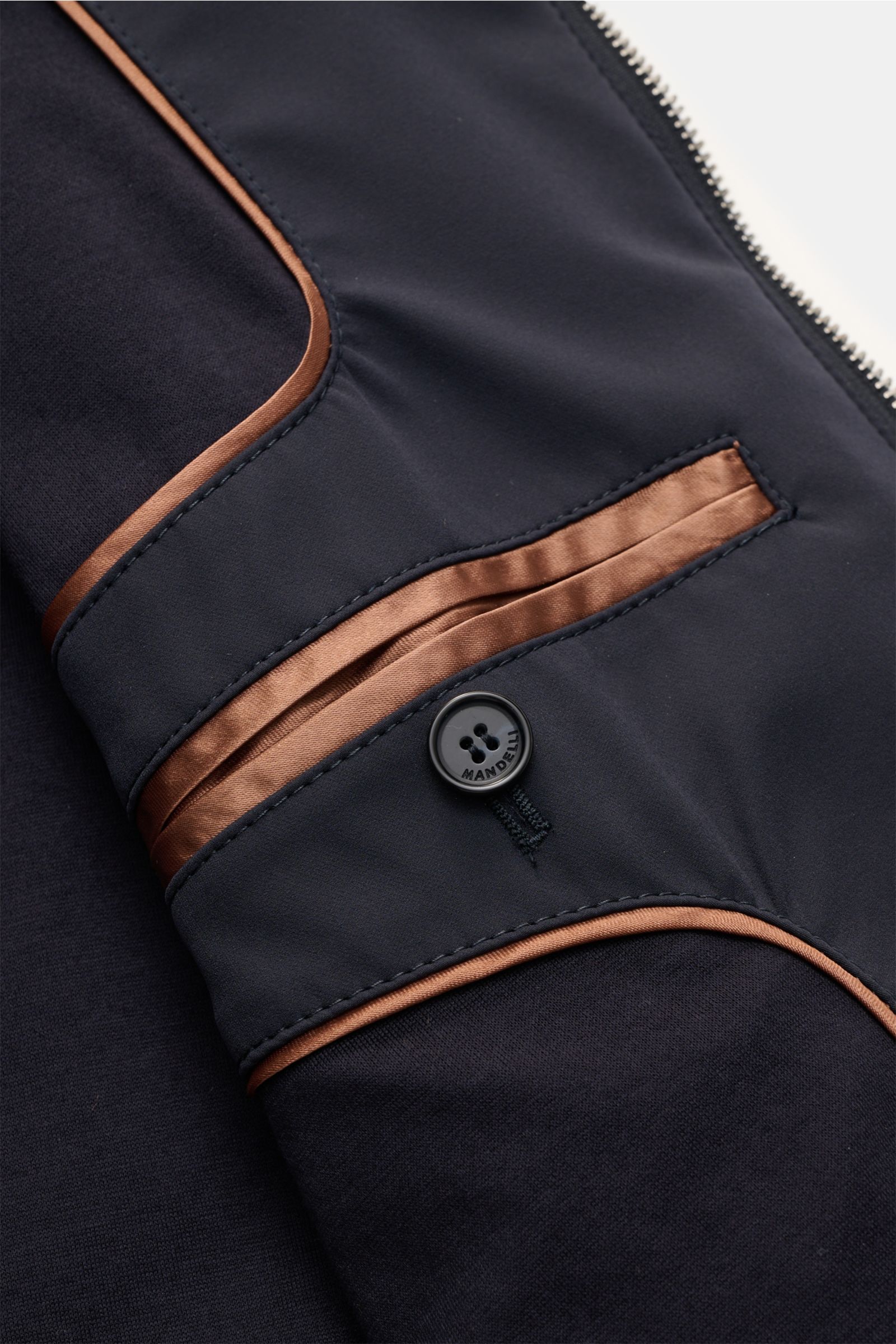 Nahaufnahme des Innenfutters vom Mandelli Blouson navy, zeigt glatten Griff, zwei Innentaschen mit Knopf, hochwertige Microfaser, Slim Fit, Zwei-Wege-Reißverschluss, Stehkragen und elastische Bündchen für souveräne Leichtigkeit in der Übergangszeit.