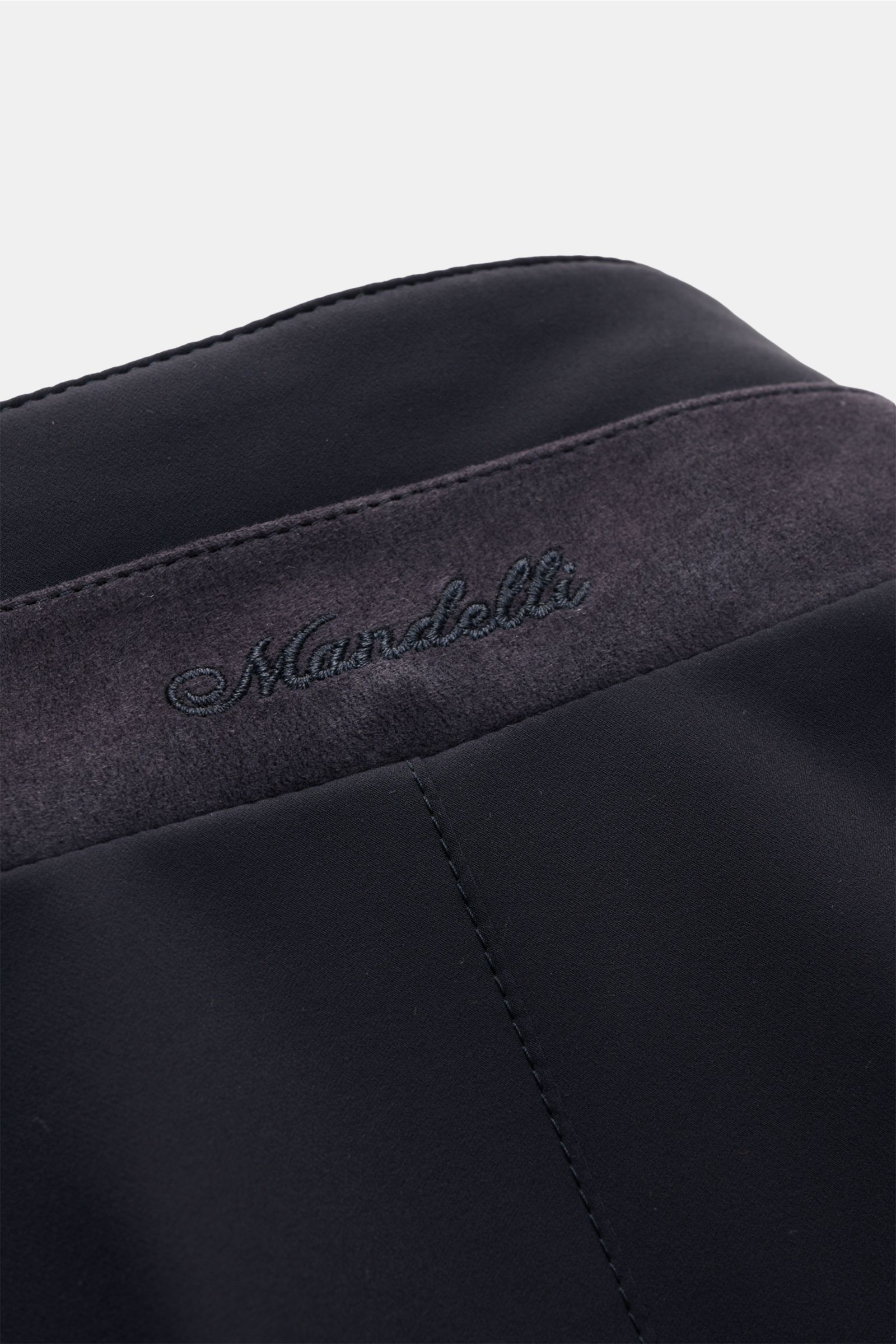 Nahaufnahme des Stehkragens vom Mandelli Blouson navy, glatter Griff, hochwertige Microfaser, Slim Fit, zwei-Wege-Reißverschluss, elastische Bündchen, geschmeidiges Futter, zwei Innentaschen.