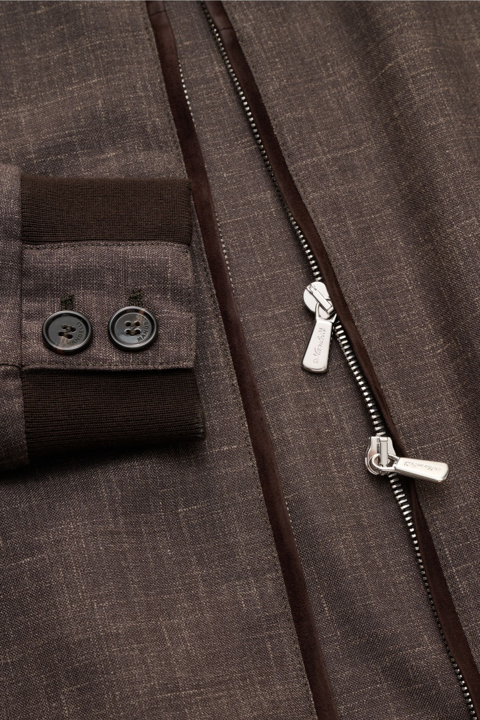 Mandelli Blouson graubraun meliert in Nahaufnahme von oben, Mix aus Schurwolle, Seide, Leinen, Slim Fit, Zwei-Wege-Reißverschluss.