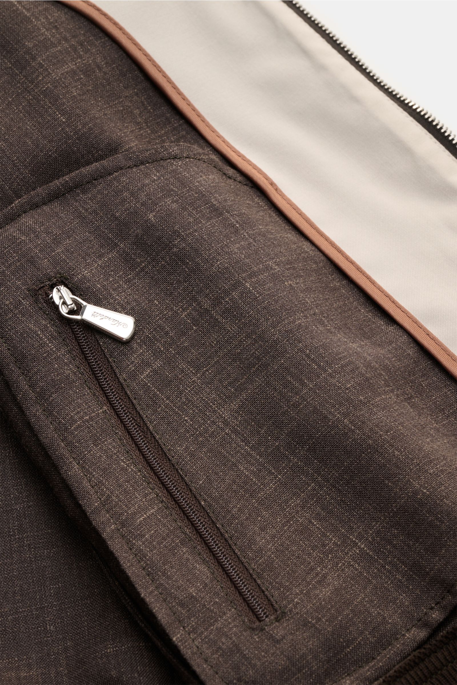 Mandelli Blouson graubraun meliert, Detailansicht von innen mit Reißverschlusstasche, weicher Griff, Slim Fit, Stehkragen, elastische Bündchen.