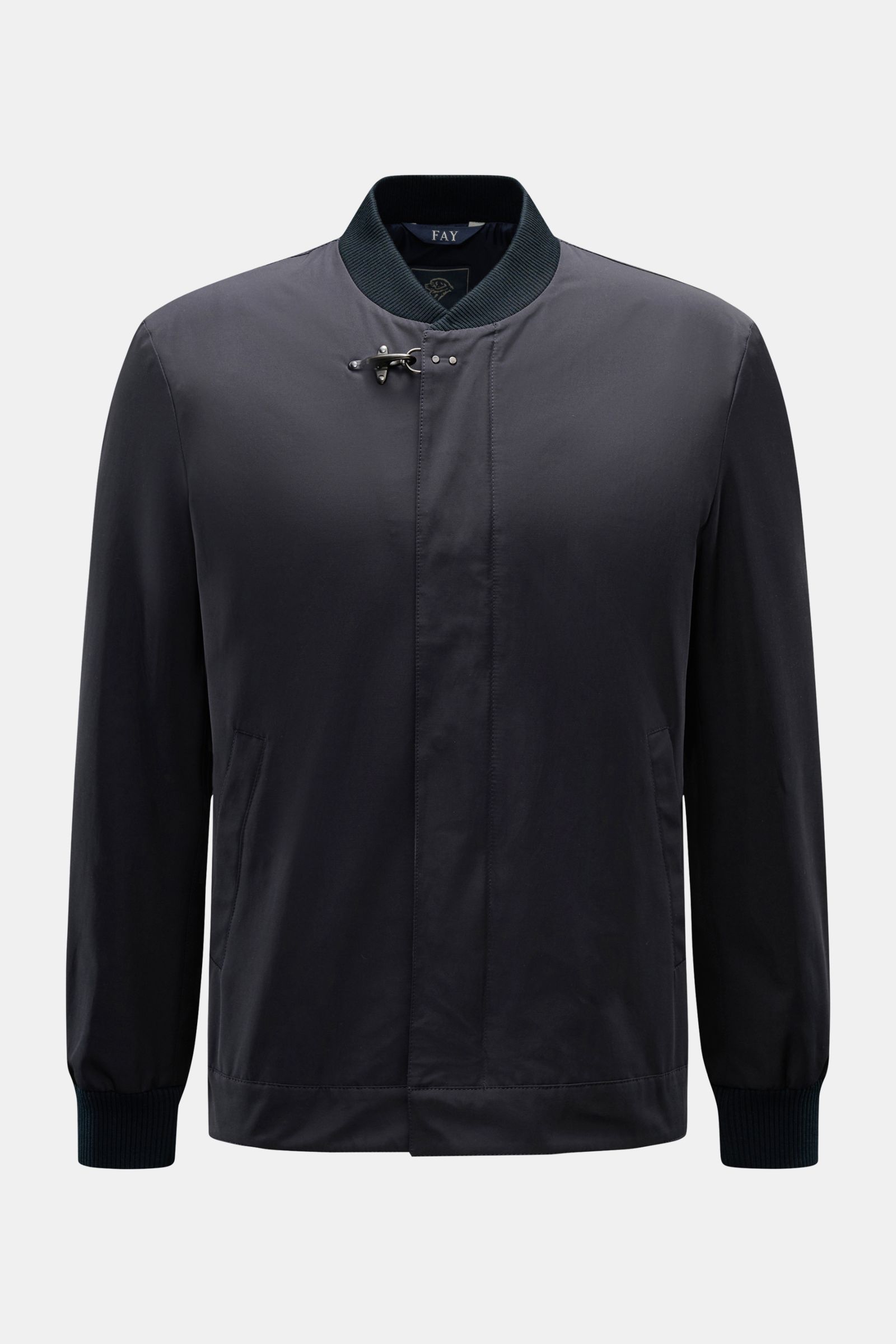 Fay Blouson navy, frontal fotografiert, Slim Fit Blouson aus Microfaser-Baumwoll-Mix mit klassischem Rippstrickkragen, zwei Wege Reißverschluss, Windblende mit Druckknöpfen, Karabinerverschluss, schräge Leistentaschen, elastische Ärmelbündchen und Innenta