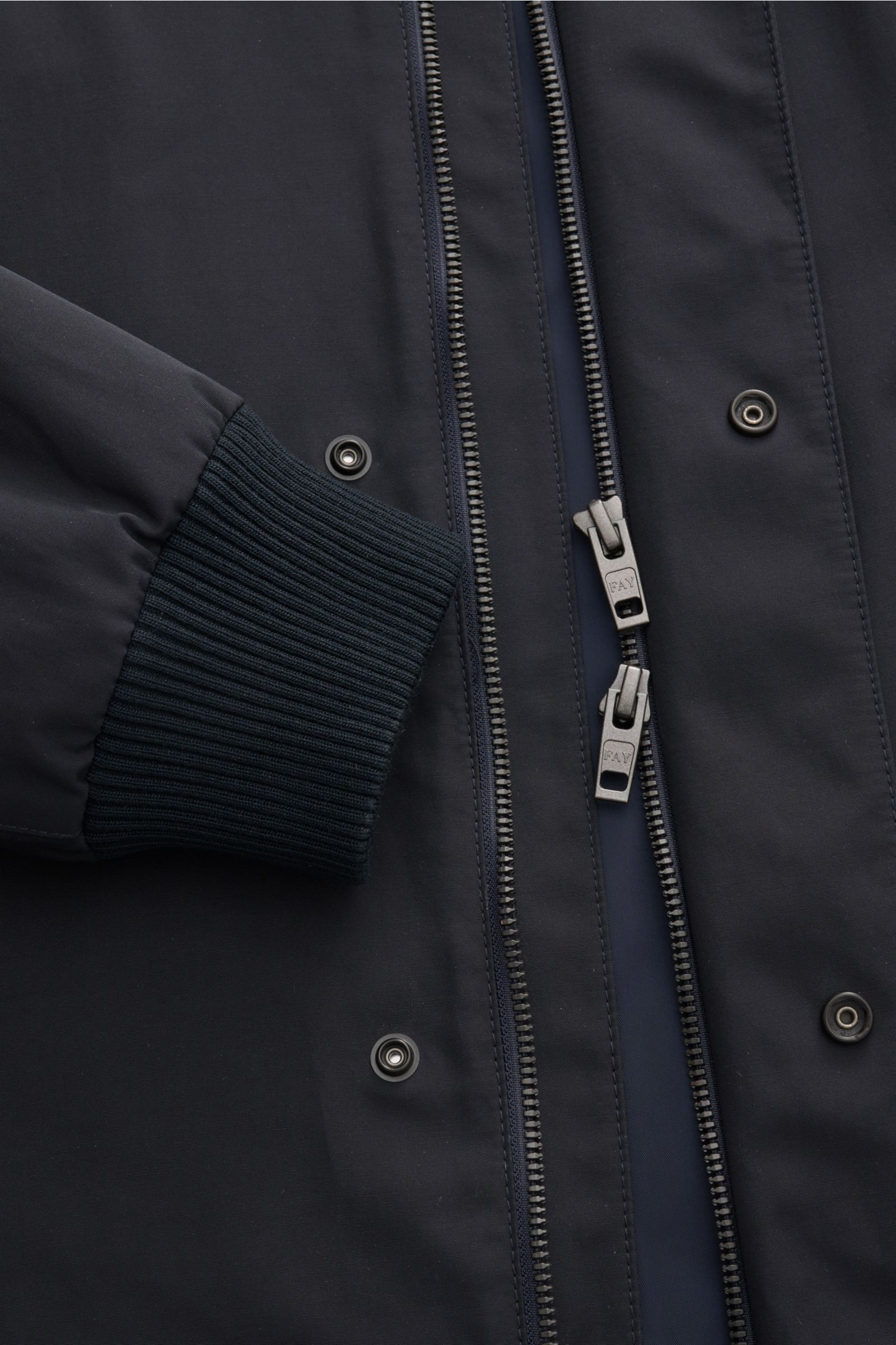 Nahaufnahme von Fay Blouson navy, slim fit, aus Microfaser-Baumwoll-Mix, mit Rippstrickbündchen, Zwei-Wege-Reißverschluss und Druckknopf-Windblende.