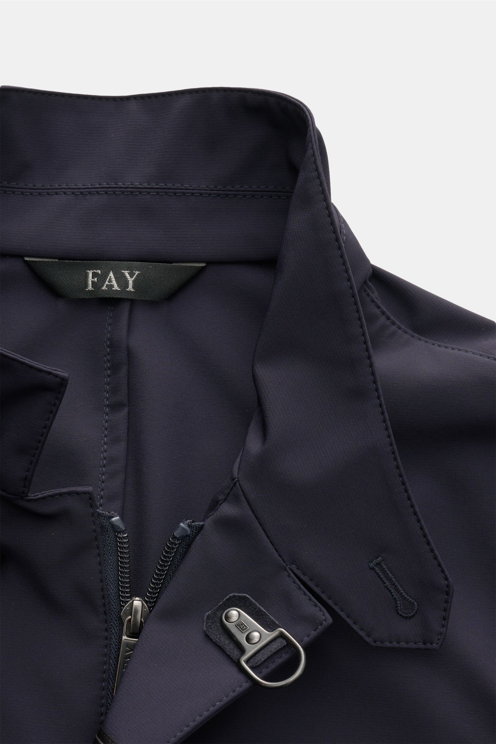 Nahaufnahme der Fay Jacke 'Duty Jacket' navy von oben mit Stehkragen, Karabinerverschluss und zwei-Wege-Reißverschluss aus hochwertiger Microfaser.