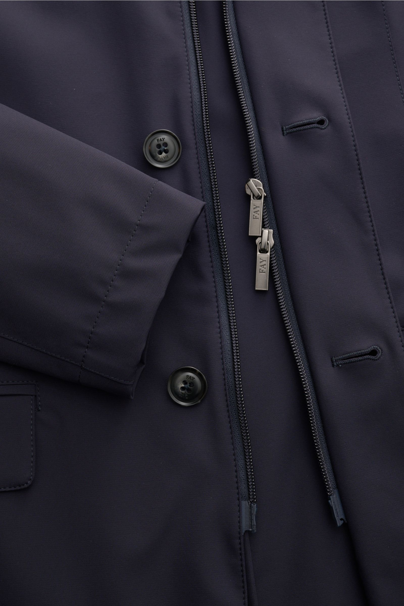 Nahaufnahme der Fay Jacke 'Duty Jacket' navy aus hochwertiger Microfaser, Slim Fit, mit zwei-Wege-Reißverschluss, Karabinerverschluss und Knöpfen.
