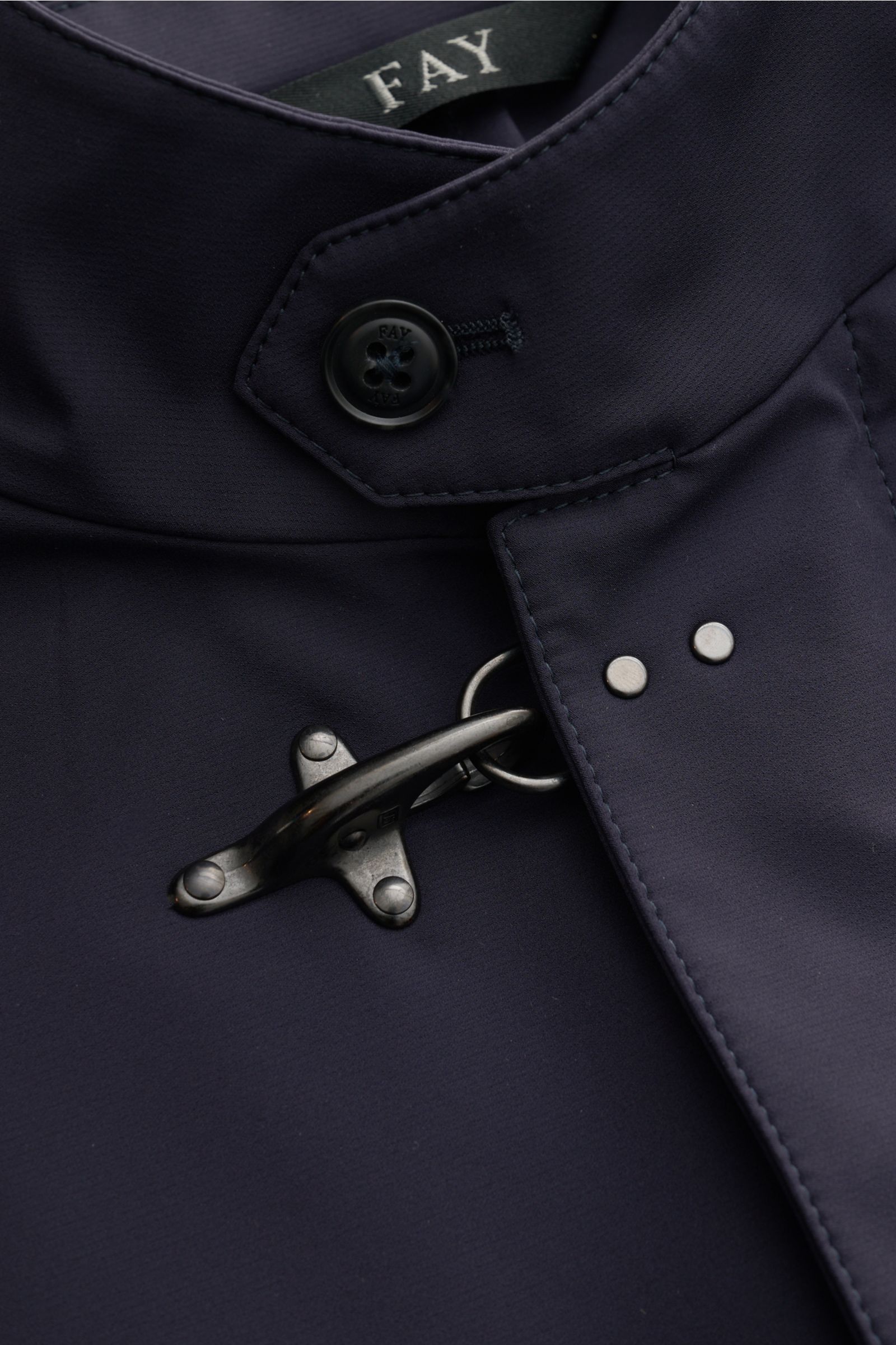 Nahaufnahme der Fay Jacke 'Duty Jacket' navy aus glattem Microfaser-Gewebe, Detail von Stehkragen mit Knopf und markantem Karabinerverschluss.