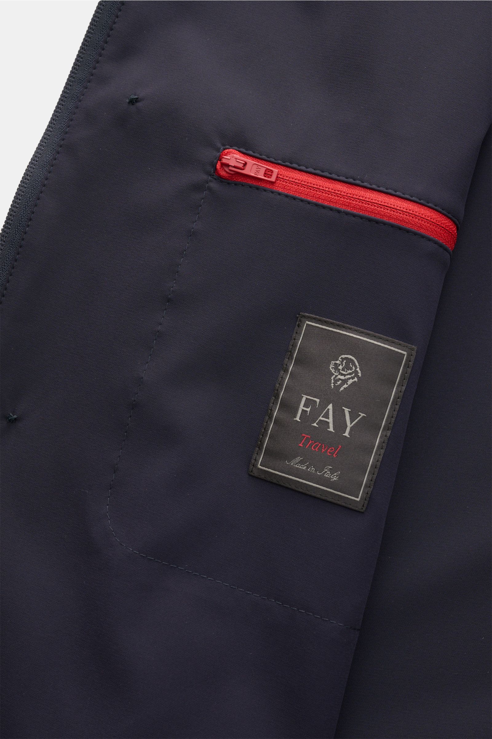 Innenansicht der Fay Jacke 'Duty Jacket' navy mit hochwertigem Microfaser-Gewebe, rotem Reißverschluss und labeltypischem Karabinerverschluss.