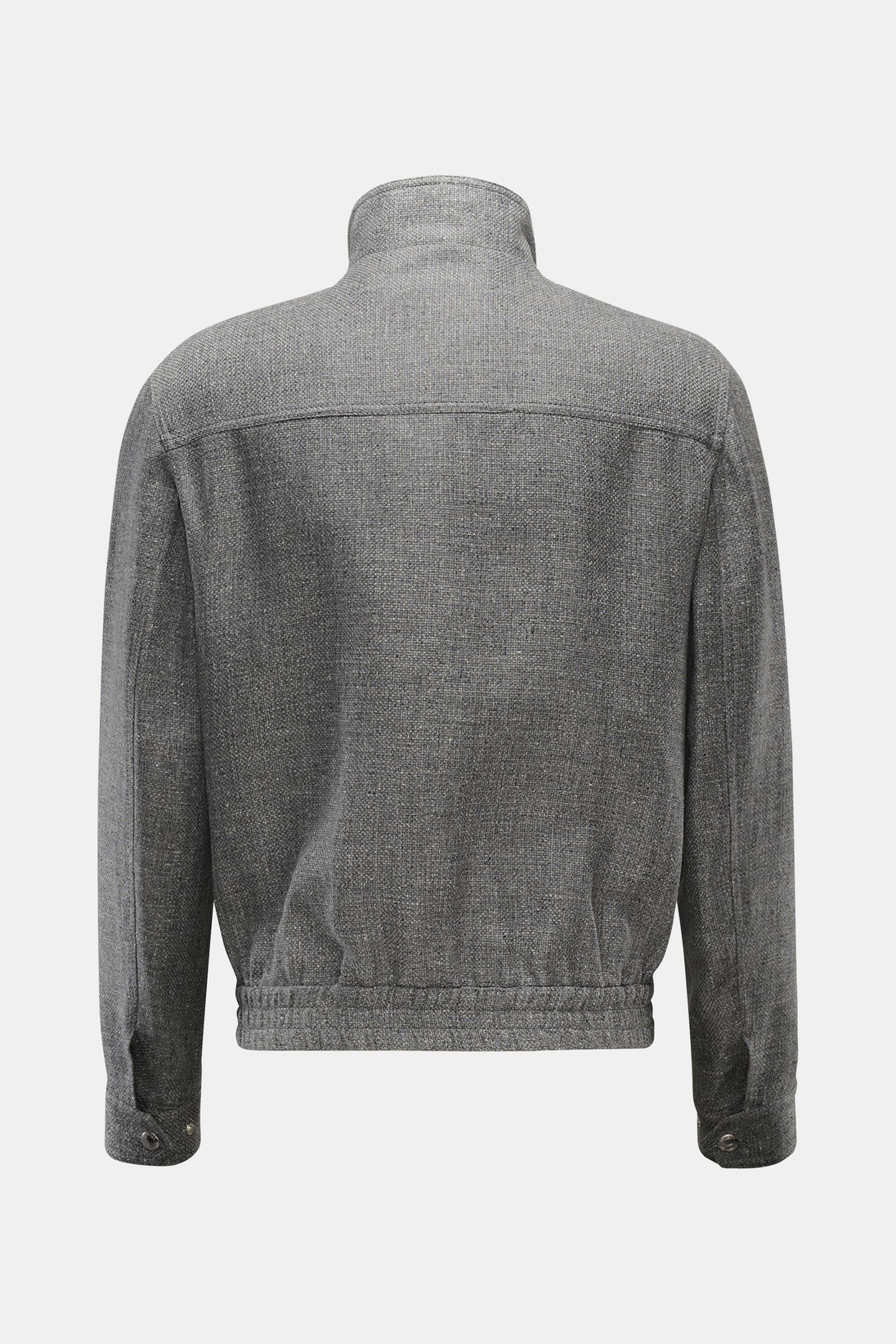 Back view of the Brunello Cucinelli Blouson sand meliert, a lightweight jacket with a slim fit, high collar, elastic hem, and buttoned cuffs. Luxus in jedem Detail: Von der Wahl des Mischgewebes aus Leinen und Wolle mit einem Anteil von Seide bis hin z