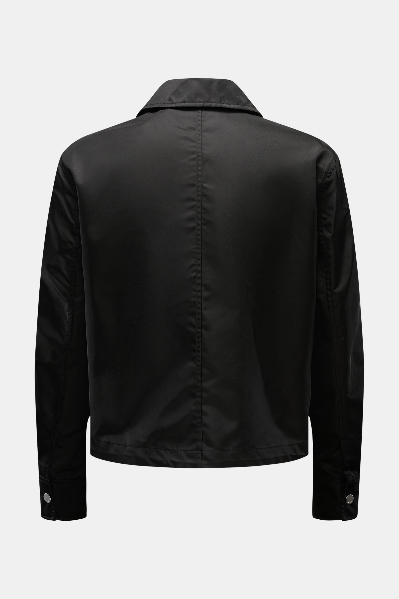 Rear view of the Ami Paris Jacke schwarz in black microfiber, regular fit with unconstructed design, snap button cuffs and collar.