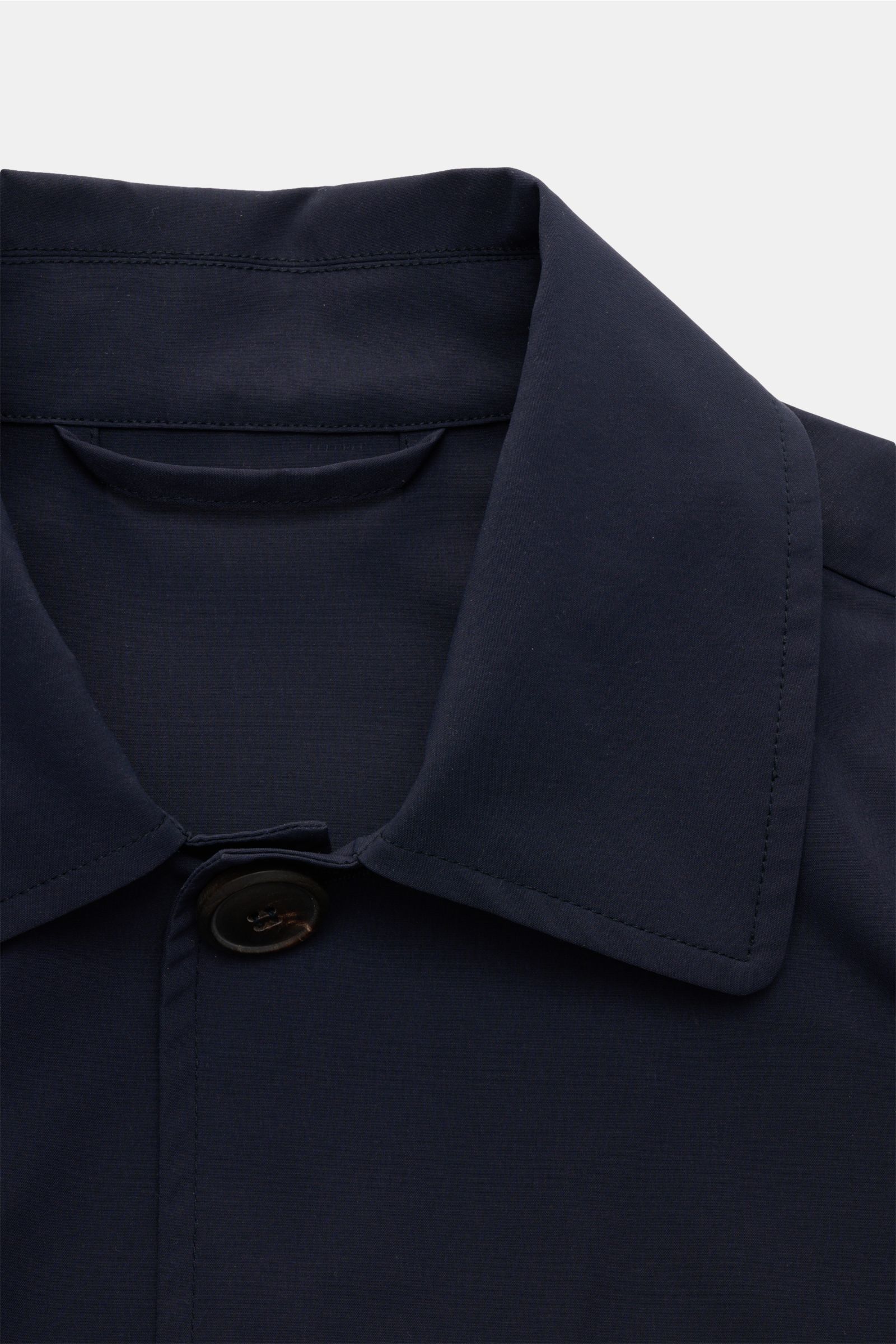 Close-up front view of the Doppiaa Jacket 'Aarneis' navy showing the turn-down collar, four-button placket, and smooth, high-quality microfiber fabric. Timeless elegance for the transitional season: The jacket 'Aarneis' by DOPPIAA combines a clean design 