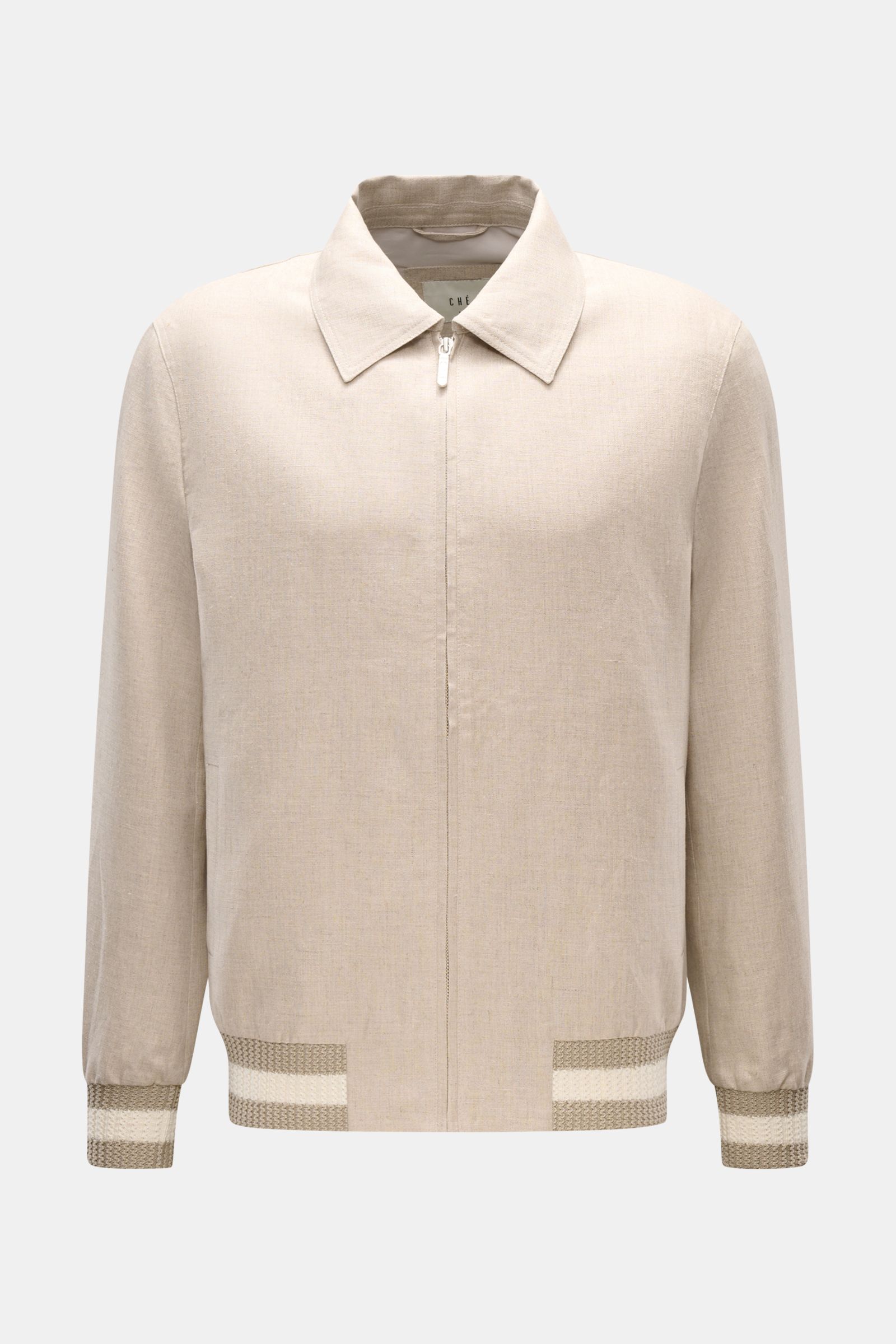 Ché Blouson 'Benito' beige meliert, frontal fotografiert, aus leicht griffigem reinem Leinen mit Slim Fit, Umlegekragen, robustem Reißverschluss, paspelierte Fronttaschen, elastischen Saum- und Ärmelbündchen, halb gefüttert und zwei Innentaschen.