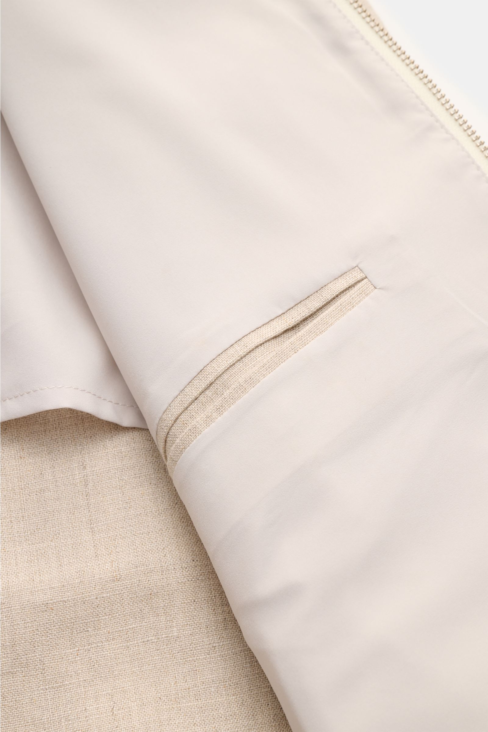 Nahaufnahme des Ché Blouson 'Benito' beige meliert von vorne, zeigt die paspelierte Fronttasche und das leichte Leinenmaterial.