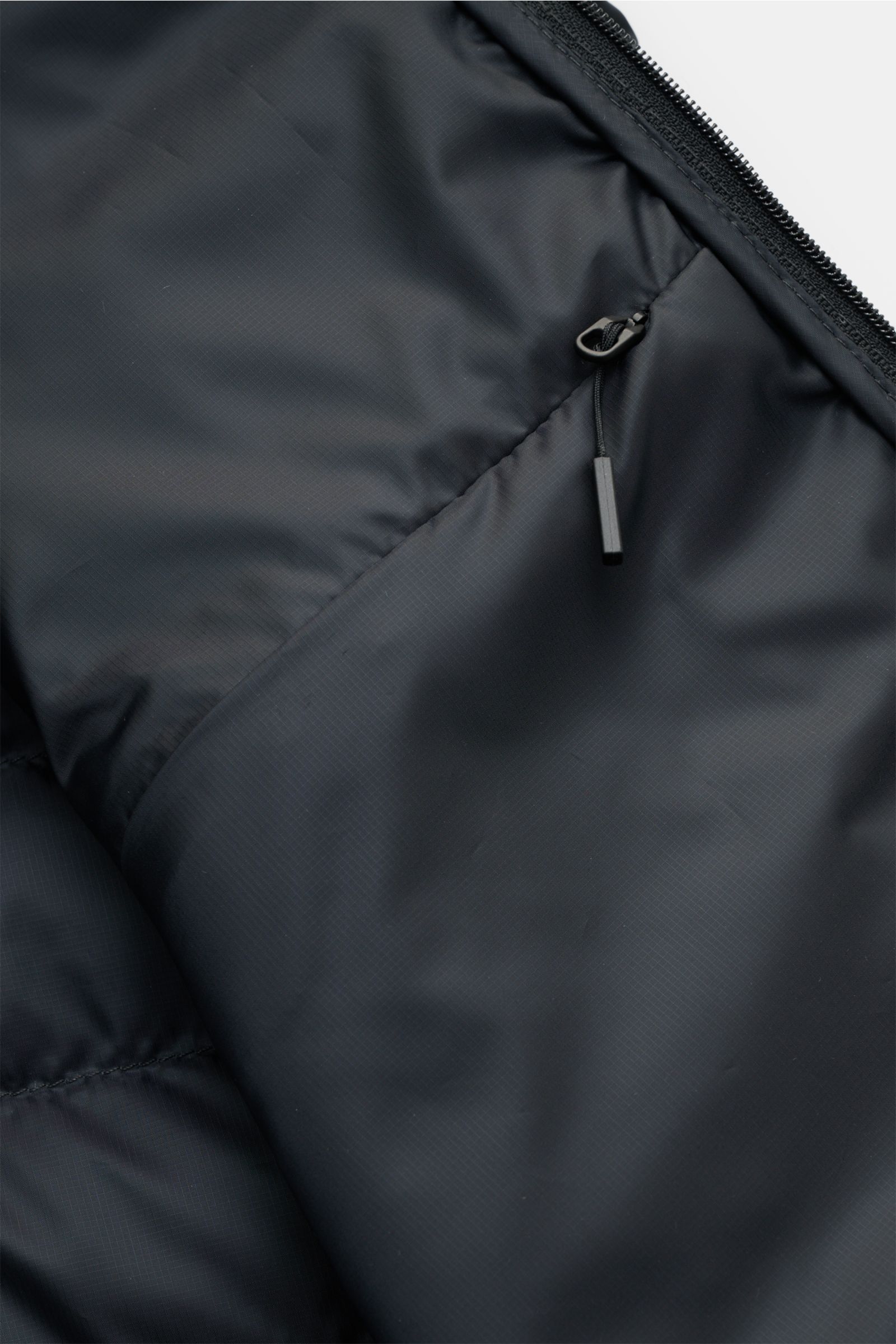 Close-up view of the inside pocket and zipper detail of the Canada Goose Down jacket 'Stratus Tonal' navy, featuring smooth, ripstop microfiber fabric and tonal lining.

Description:
The super lightweight 'Stratus Tonal' down jacket by CANADA GOOSE wit