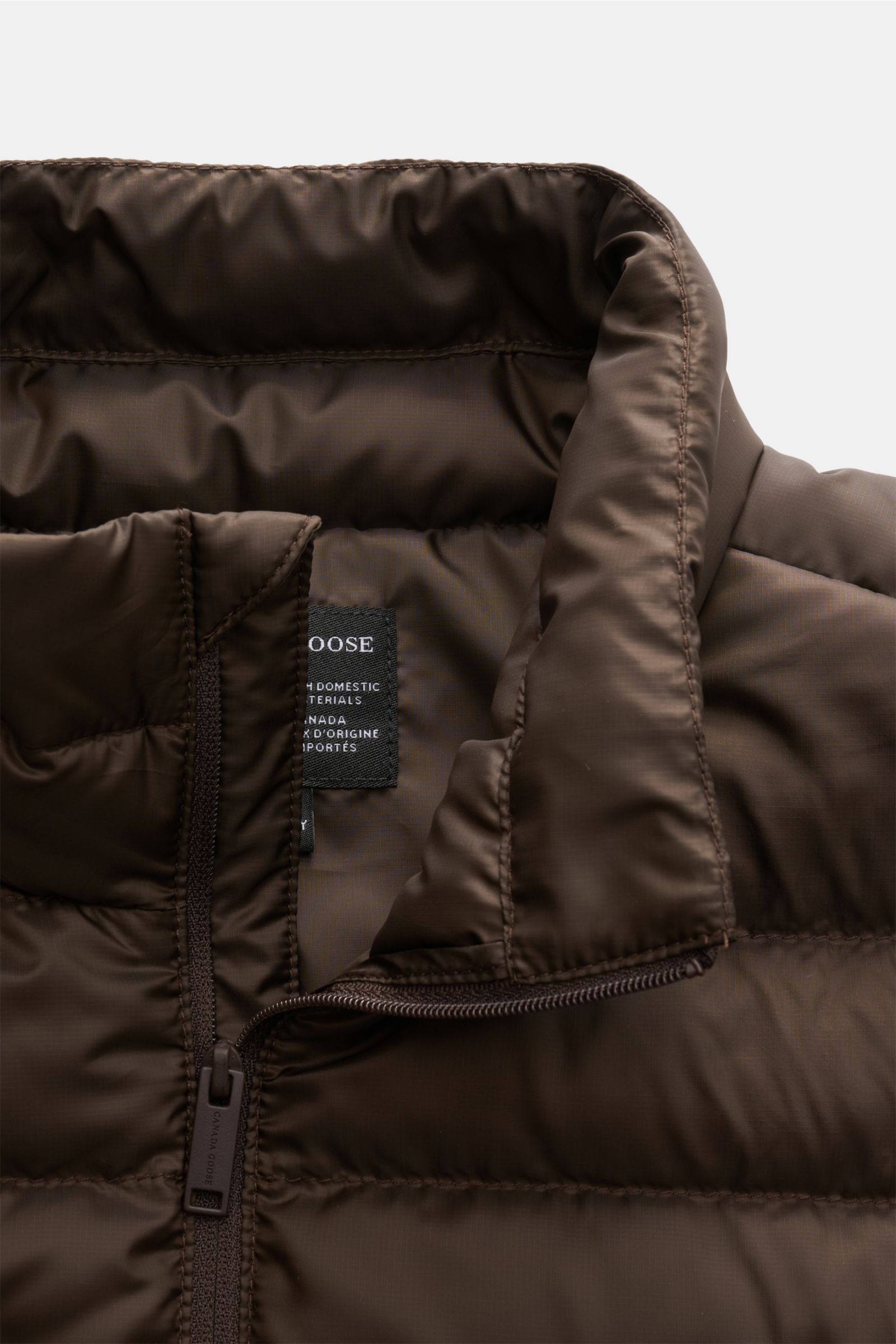 Canada Goose Daunenjacke 'Stratus Tonal' dunkelbraun, Nahaufnahme von oben, Ripstop-Microfaser, Slim Fit, wattierter Stehkragen, robuster Zwei-Wege-Reißverschluss.