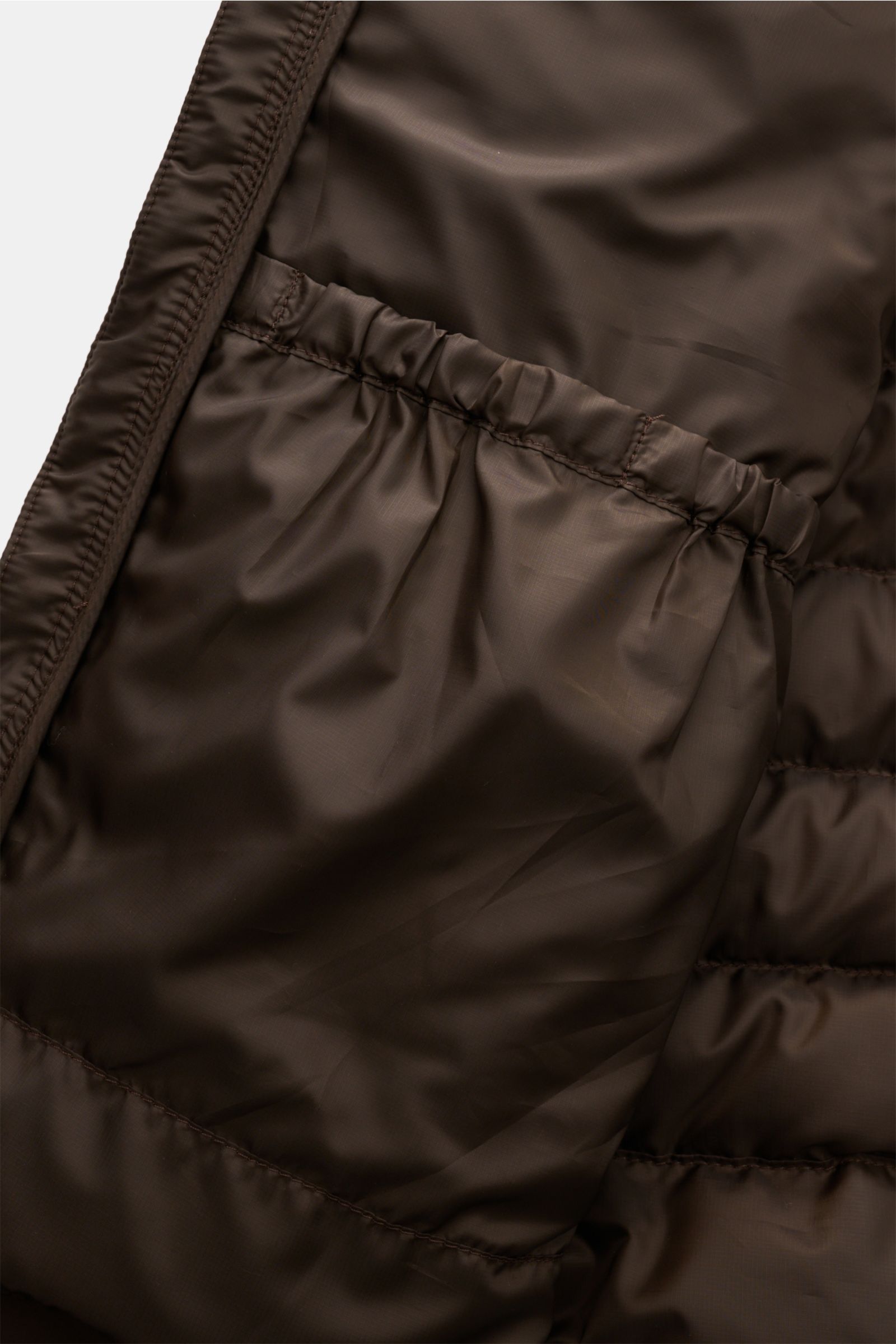 Canada Goose Daunenjacke 'Stratus Tonal' dunkelbraun, Innenansicht mit tonalem Futterstoff, Innentaschen aus leichtem Ripstop-Microfasergewebe.