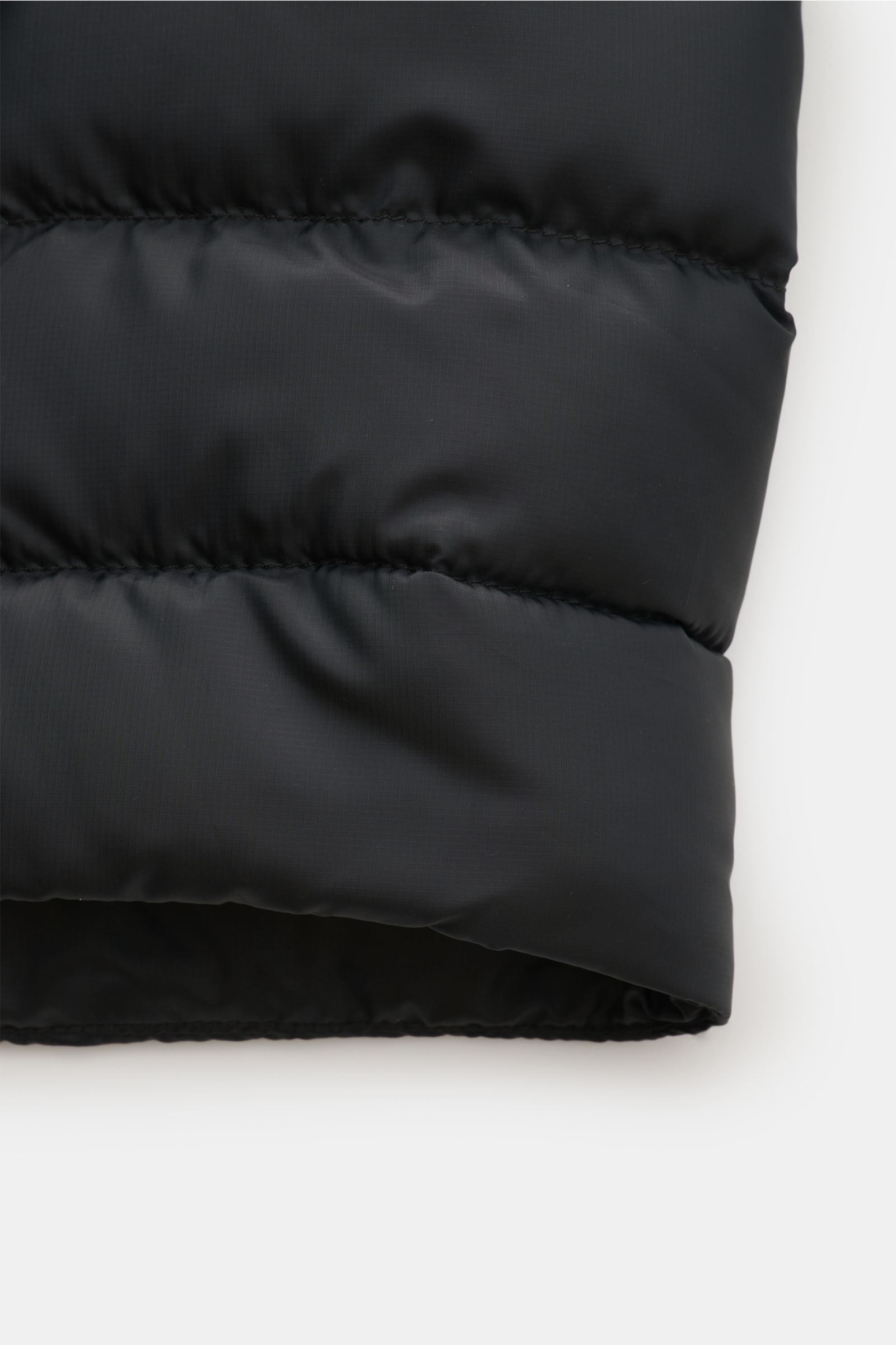 Canada Goose Daunenjacke 'Stratus Hoody' schwarz, leichte Slim-Fit-Jacke mit Ripstop, wattierter Kapuze, Reißverschluss und verstaubarer Front, Detailansicht.