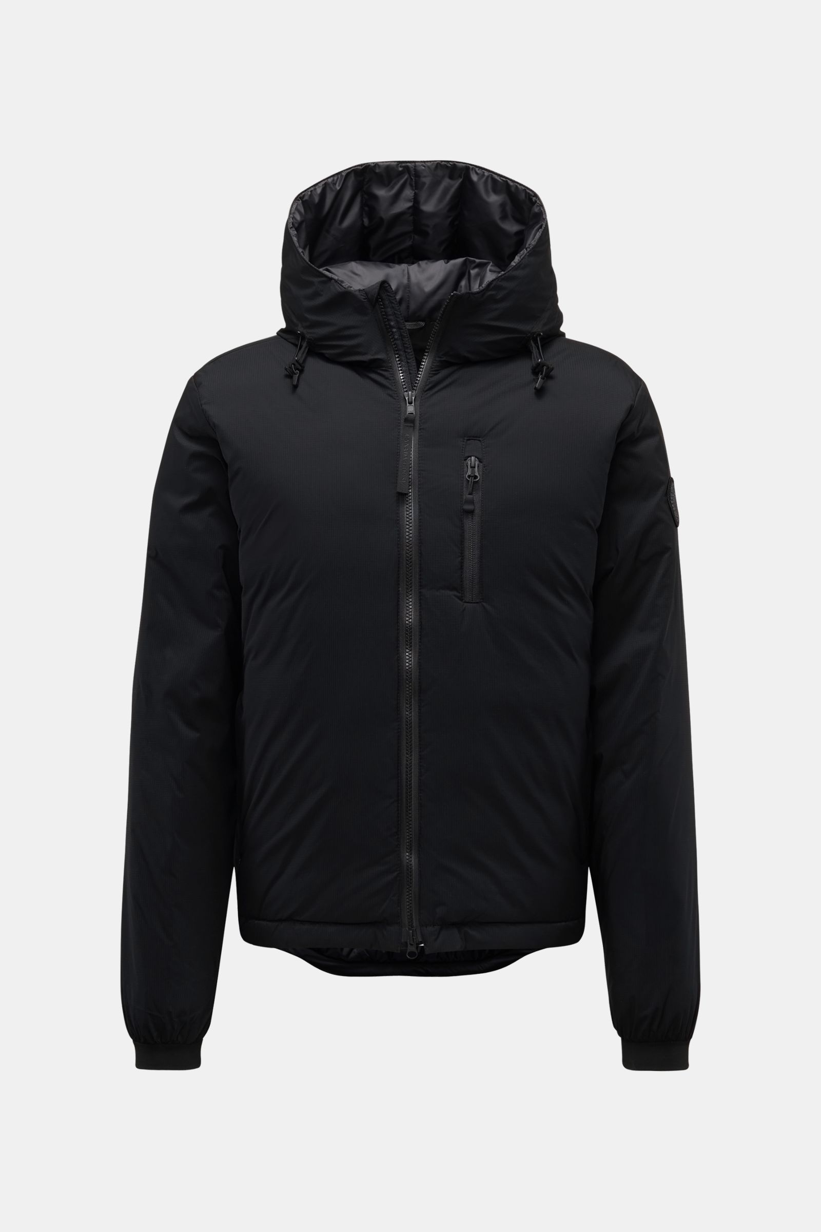 Front view of Canada Goose Daunenjacke 'Lodge Hoody' schwarz, a black slim fit puffer jacket with hood, zippered chest and side pockets, elastic cuffs, and adjustable hem, made from wind- and water-resistant ripstop microfiber with lightweight down fillin