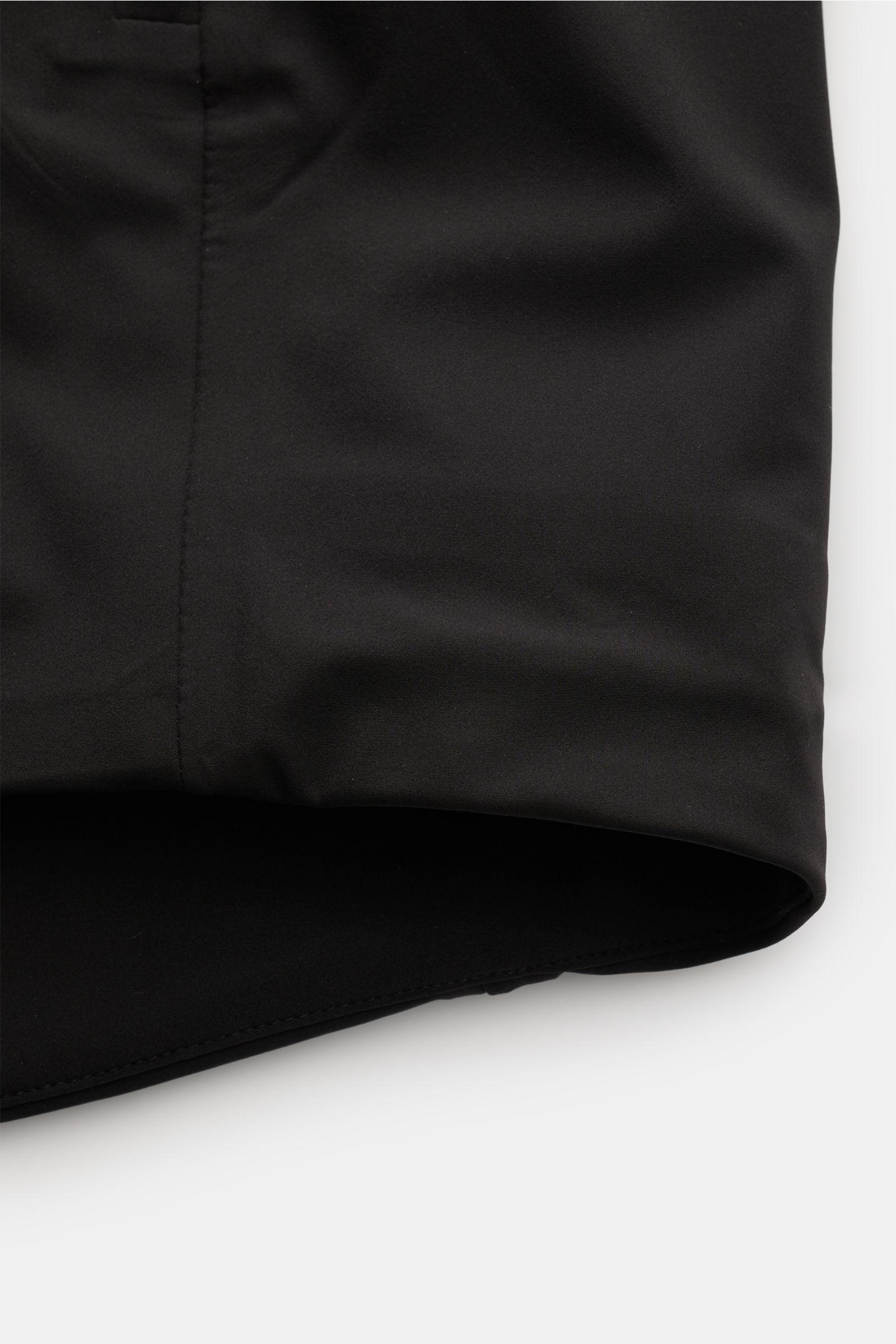 Nahaufnahme vom unteren Saum der Canada Goose Jacke 'Rupert' schwarz aus glattem, wasserdichtem Microfaserstoff mit verstellbarer Saumweite.