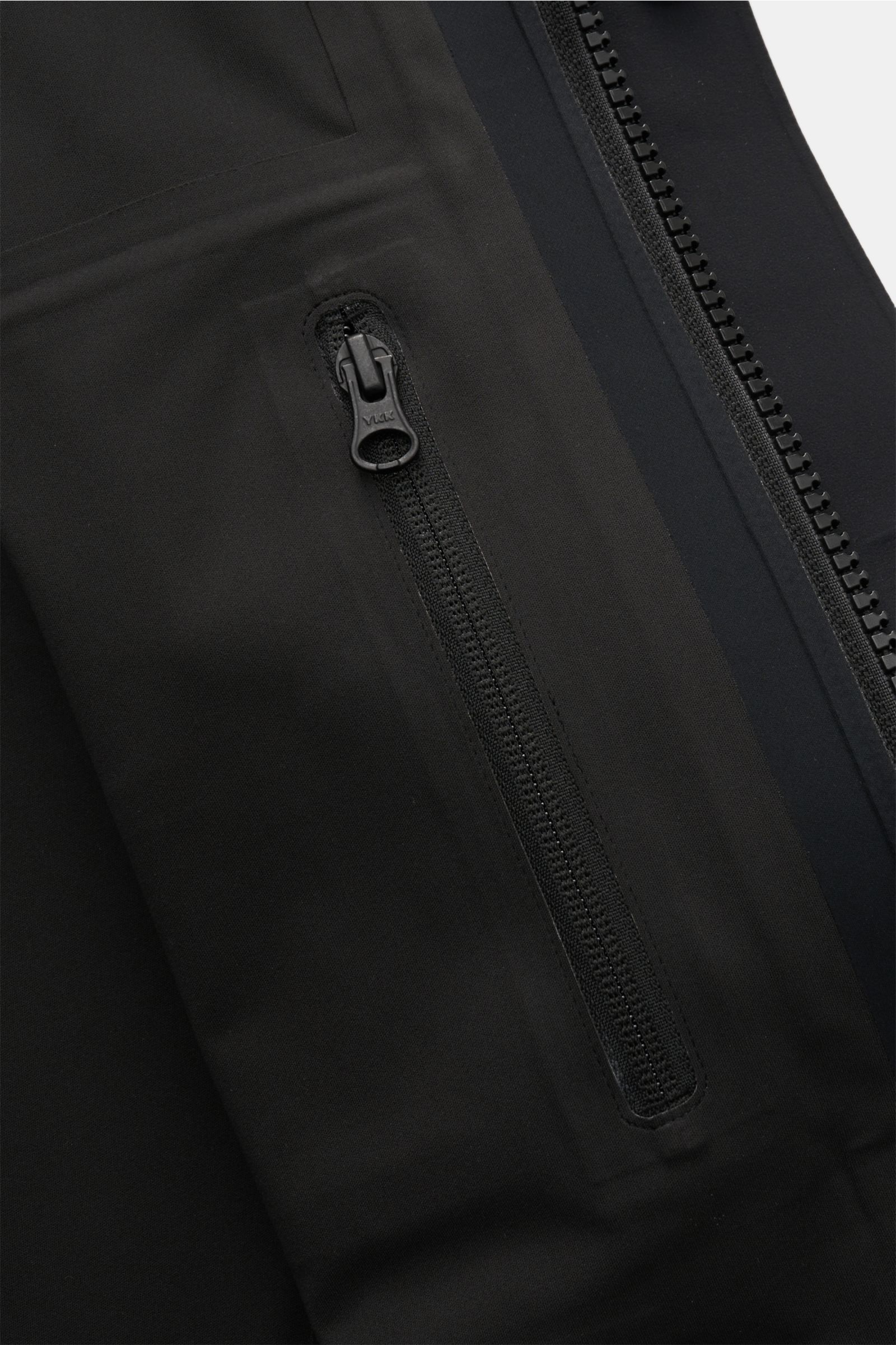 Nahaufnahme der wasserdichten Canada Goose Jacke 'Rupert' schwarz, Slim Fit mit Zwei-Wege-Reißverschluss und Fronttasche, glatter Griff.