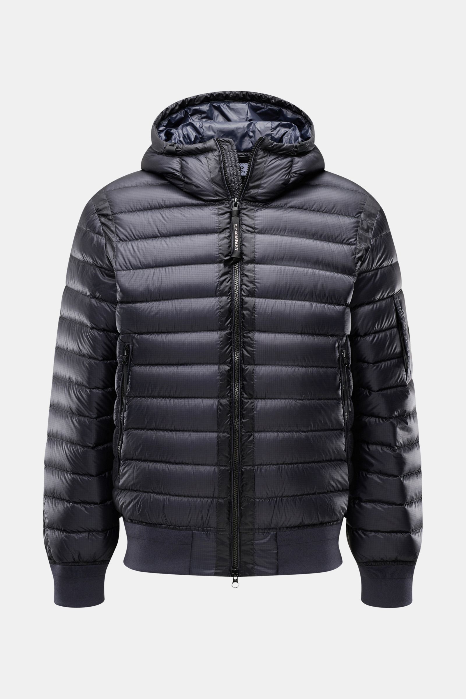 C.P. Company Daunenblouson dark navy, frontal fotografiert, wasserabweisender Ripstop, ultraleicht, Slim Fit, Kapuze, Zipper-Fronttaschen, elastische Abschlüsse.