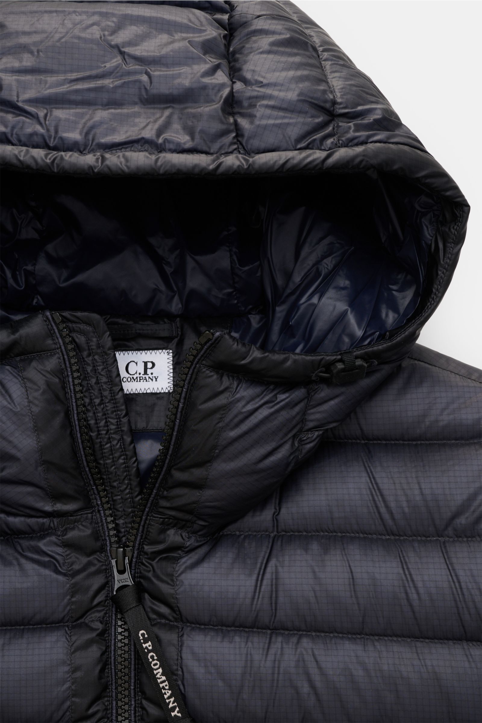C.P. Company Daunenblouson dark navy, Nahaufnahme von vorne mit geöffneter Kapuze, wasserabweisender Ripstop-Microfaser und ultraleichter Daunenwattierung.