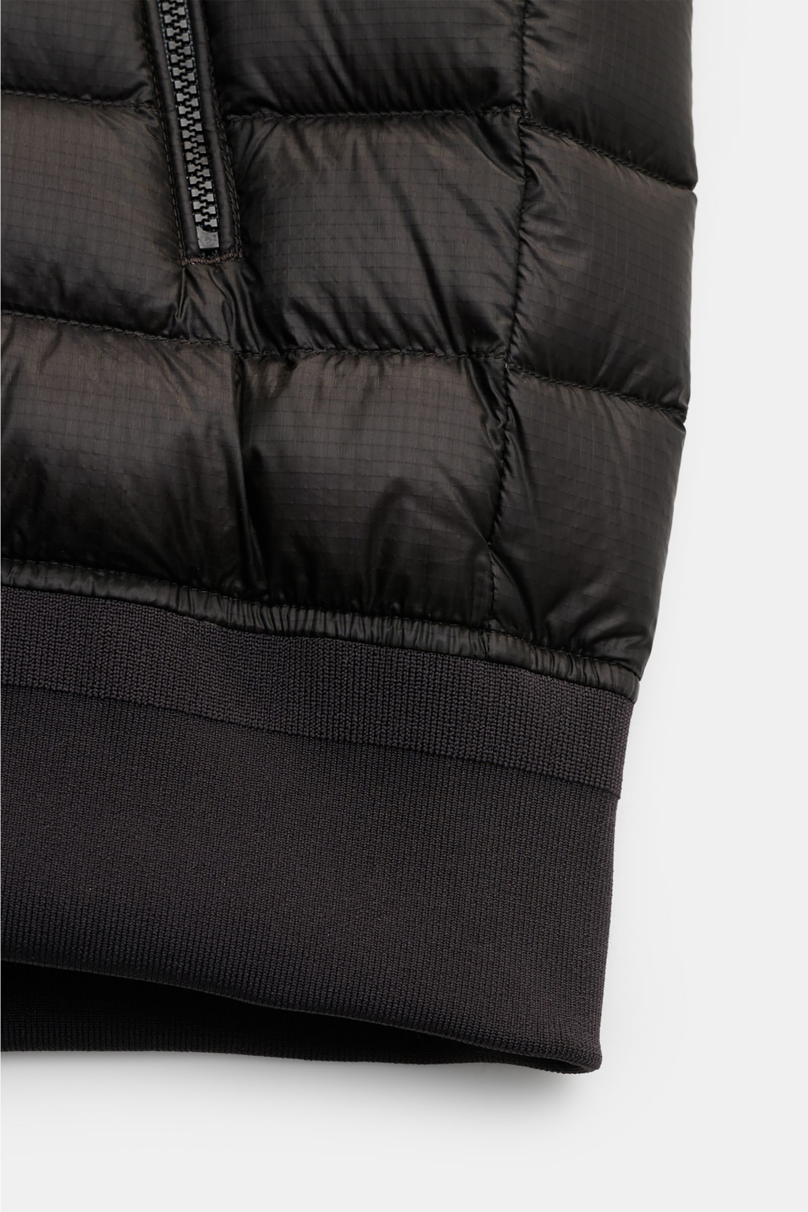 Close-up front view of the black C.P. Company Down bomber jacket showing water repellent ripstop fabric, lightweight down padding, elastic hem, and zip detail.

Technical lightness in its most modern form: This blouson by C.P. COMPANY has a water repel