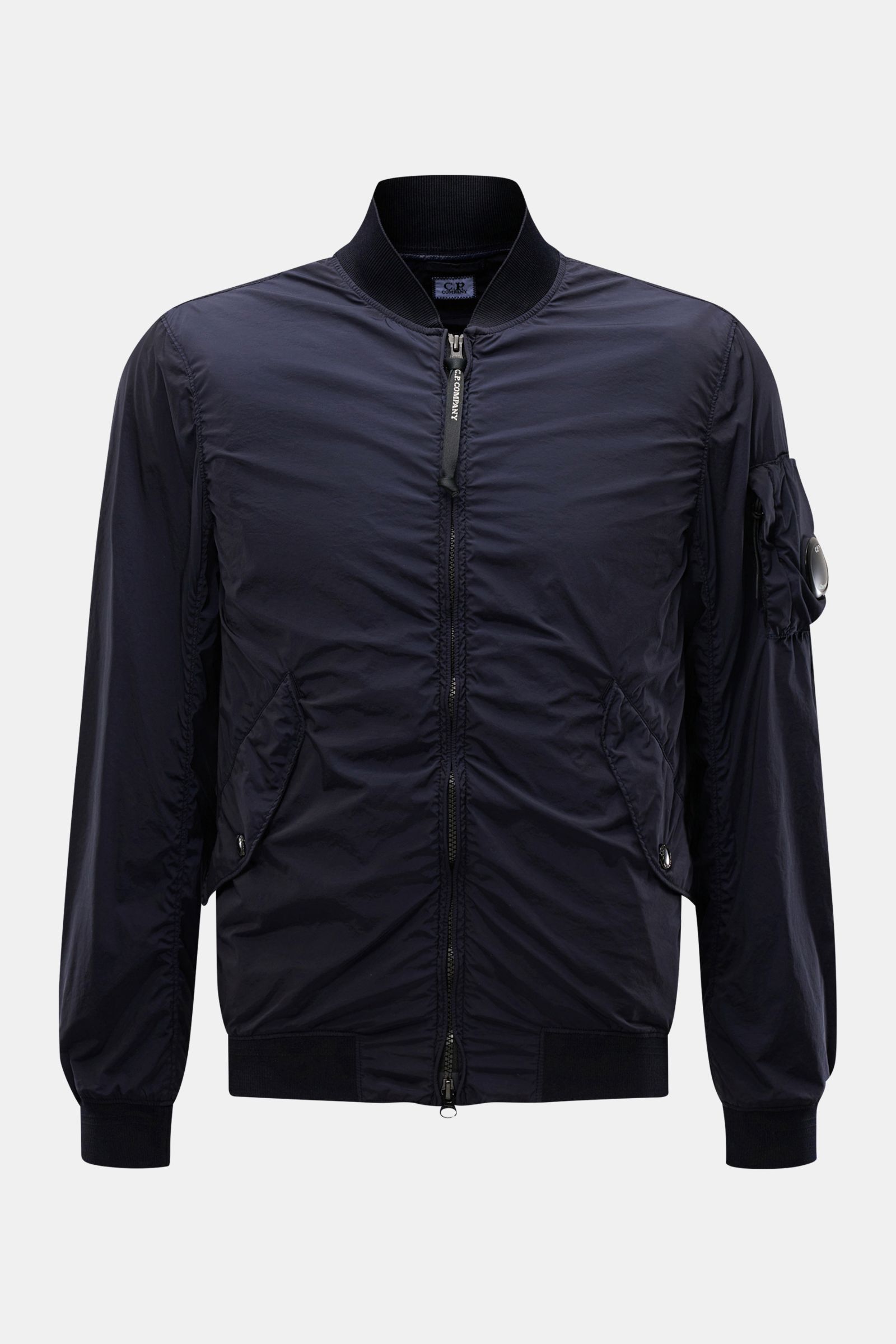 C.P. Company Blouson 'Nycra R' dark navy, frontale Aufnahme, superleichter, slim Fit Blouson aus recycelter Microfaser, wind- und wasserabweisend, mit Ärmeltasche, Rippbündchen und robustem Zwei-Wege-Reißverschluss.