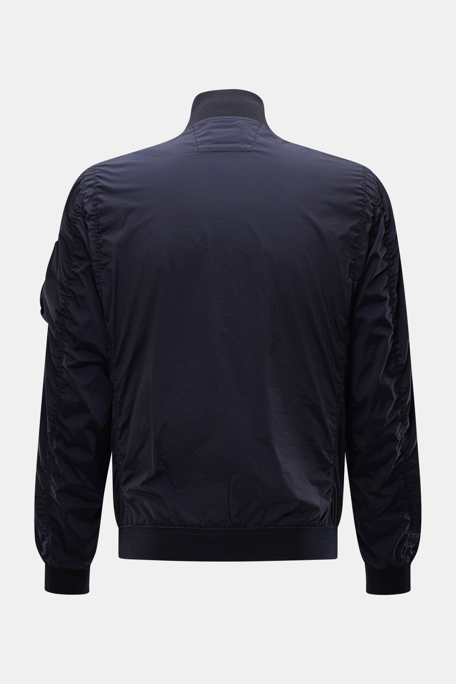 C.P. Company Blouson 'Nycra R' dark navy, Rückansicht, superleichter Blouson aus recycelter Microfaser, wind- und wasserabweisend, Slim Fit, mit Ärmeltasche, Rippbündchen, robustem Zwei-Wege-Reißverschluss.