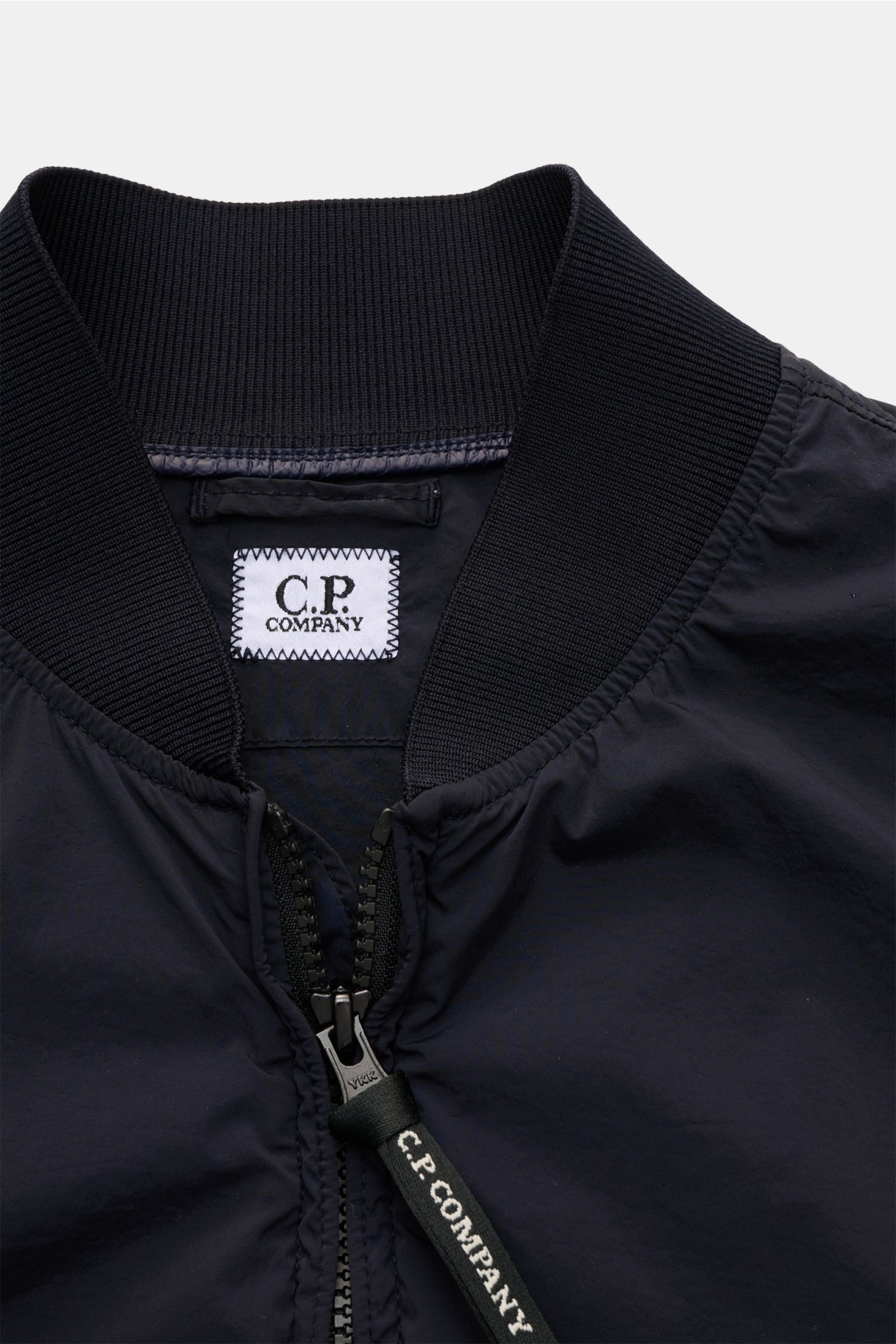 C.P. Company Blouson 'Nycra R' dark navy, Detailaufnahme von oben, superleichte, recycelte Microfaser, wind- und wasserabweisend, Slim Fit.
