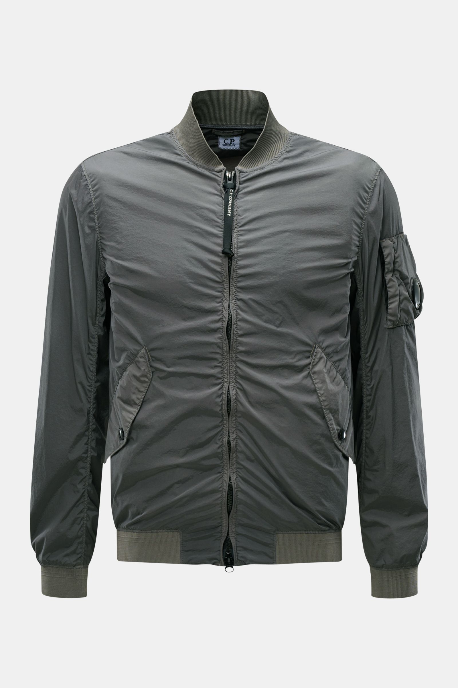 C.P. Company Blouson 'Nycra R' grau, frontal fotografiert, superleichte, recycelte Microfaser, wind- und wasserabweisend, Slim Fit, Ärmeltasche mit Zipper, komfortable Rippbündchen.